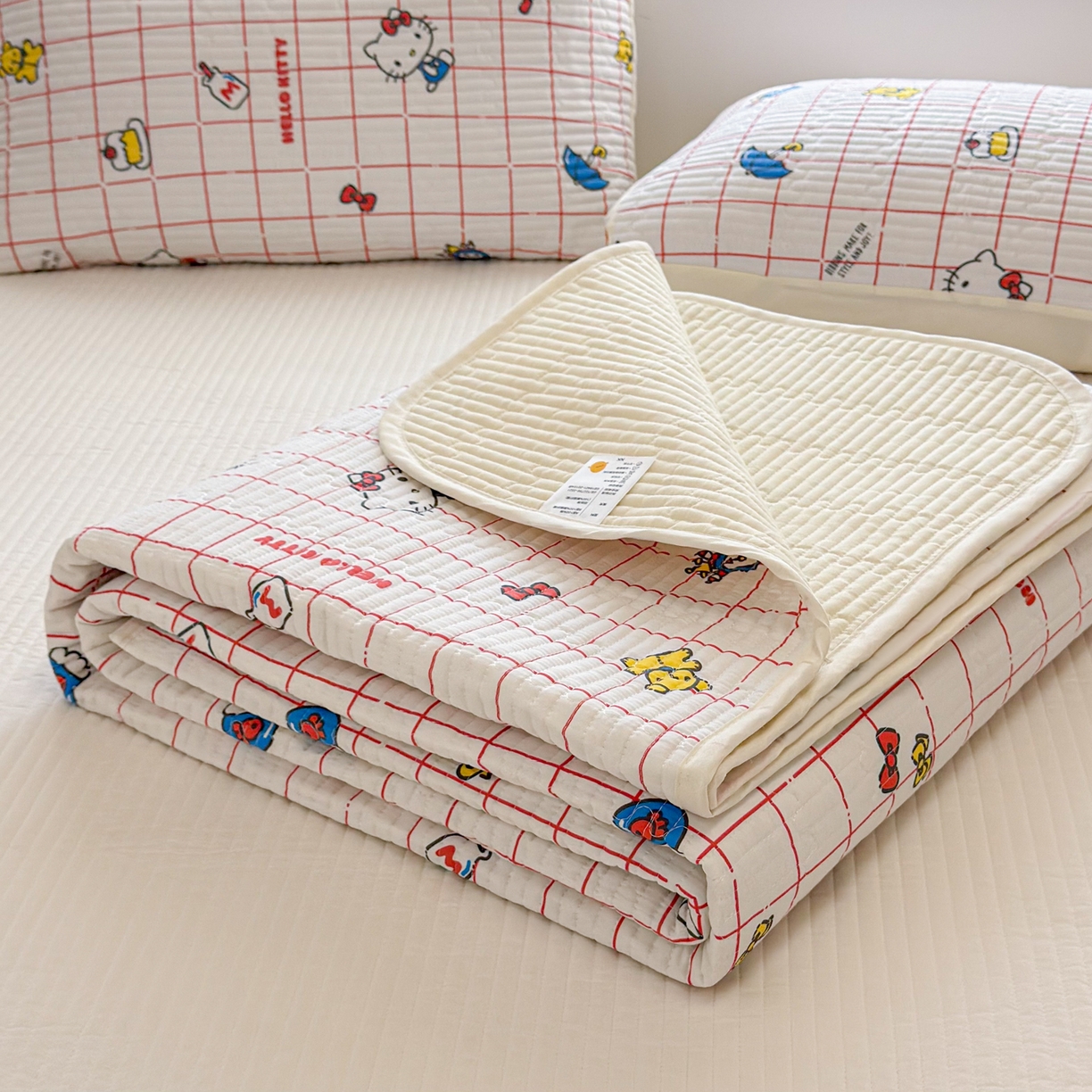 91家纺网 家纺一手货源 找家纺 妮可 2026新款Sanrio三丽鸥正版授权A类全棉夹棉多功能床垫-床盖 红格KT