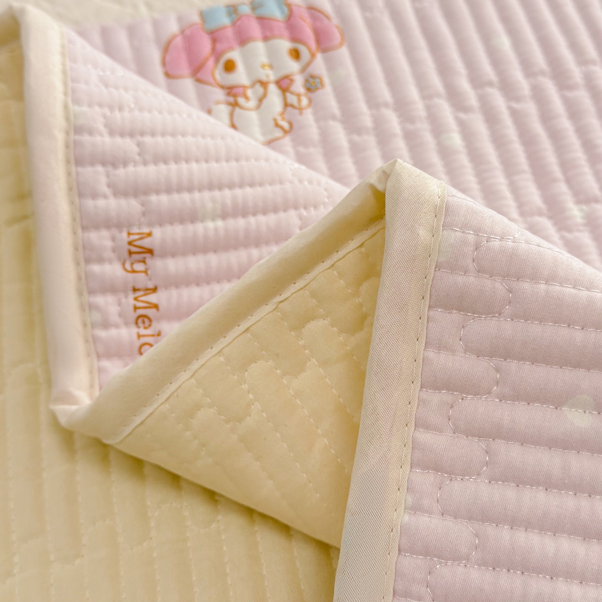 91家纺网 家纺一手货源 找家纺 妮可 2026新款Sanrio三丽鸥正版授权A类全棉夹棉多功能床垫-床盖 甜甜美乐蒂