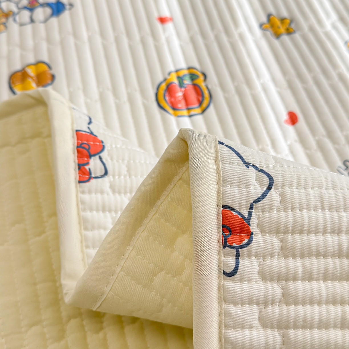 91家纺网 家纺一手货源 找家纺 妮可 2026新款Sanrio三丽鸥正版授权A类全棉夹棉多功能床垫-床盖 苹果KT