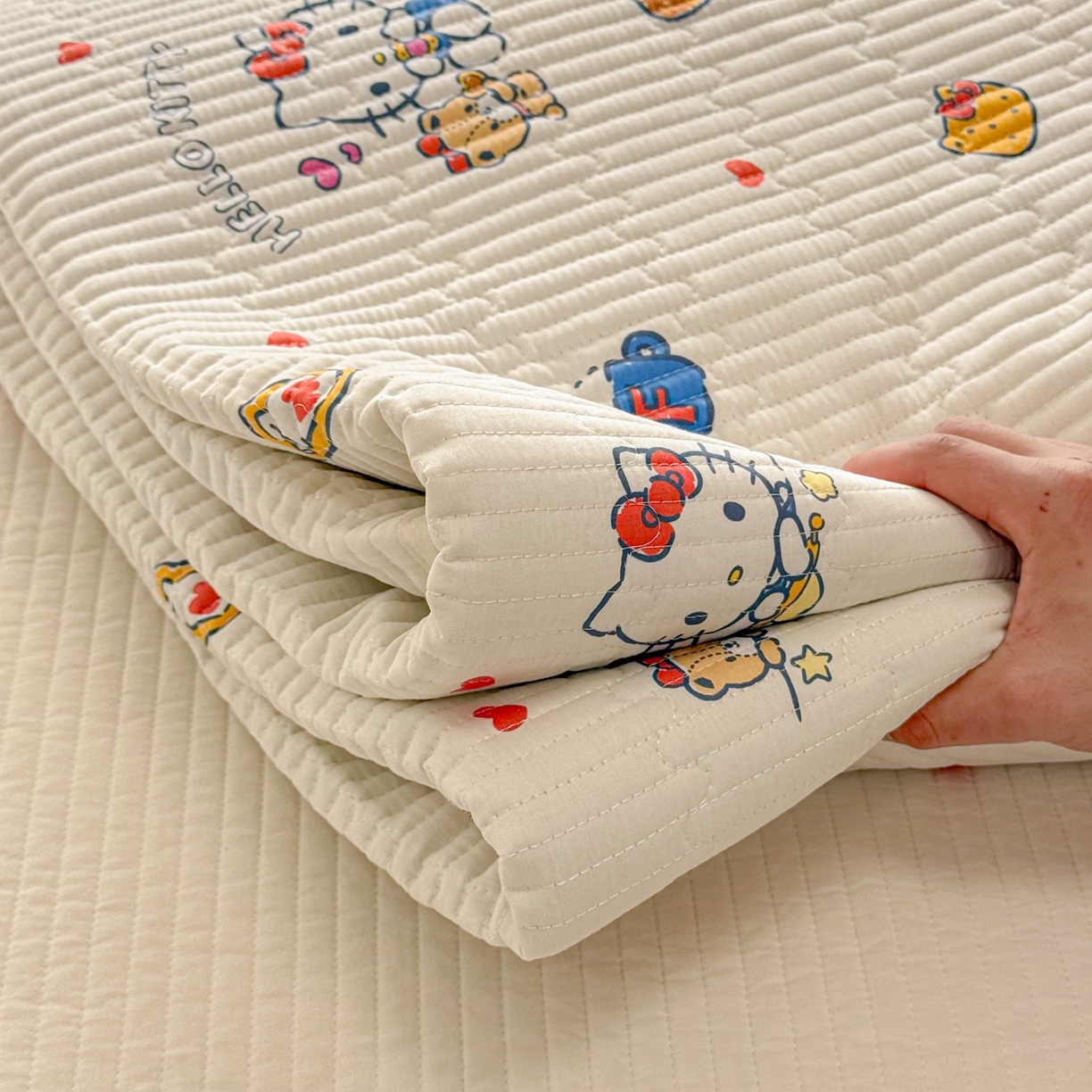 91家纺网 家纺一手货源 找家纺 妮可 2026新款Sanrio三丽鸥正版授权A类全棉夹棉多功能床垫-床盖 苹果KT
