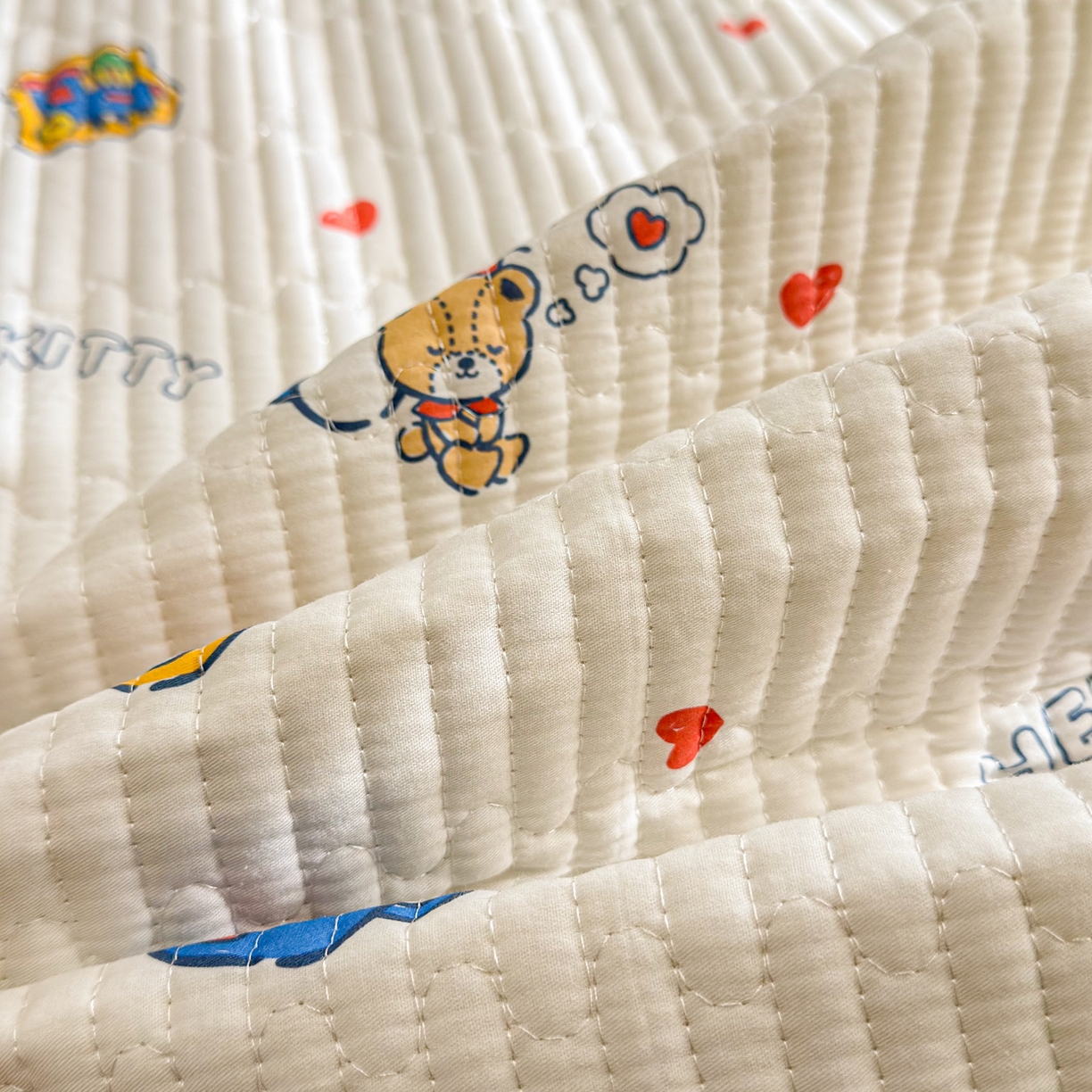 91家纺网 家纺一手货源 找家纺 妮可 2026新款Sanrio三丽鸥正版授权A类全棉夹棉多功能床垫-床盖 苹果KT