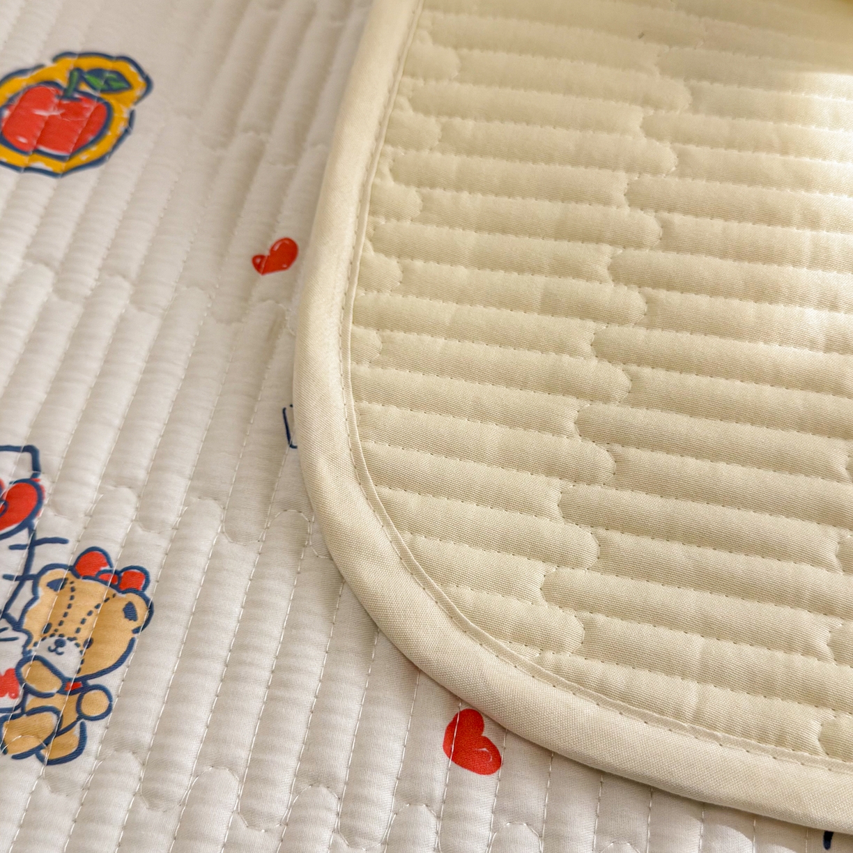 91家纺网 家纺一手货源 找家纺 妮可 2026新款Sanrio三丽鸥正版授权A类全棉夹棉多功能床垫-床盖 苹果KT