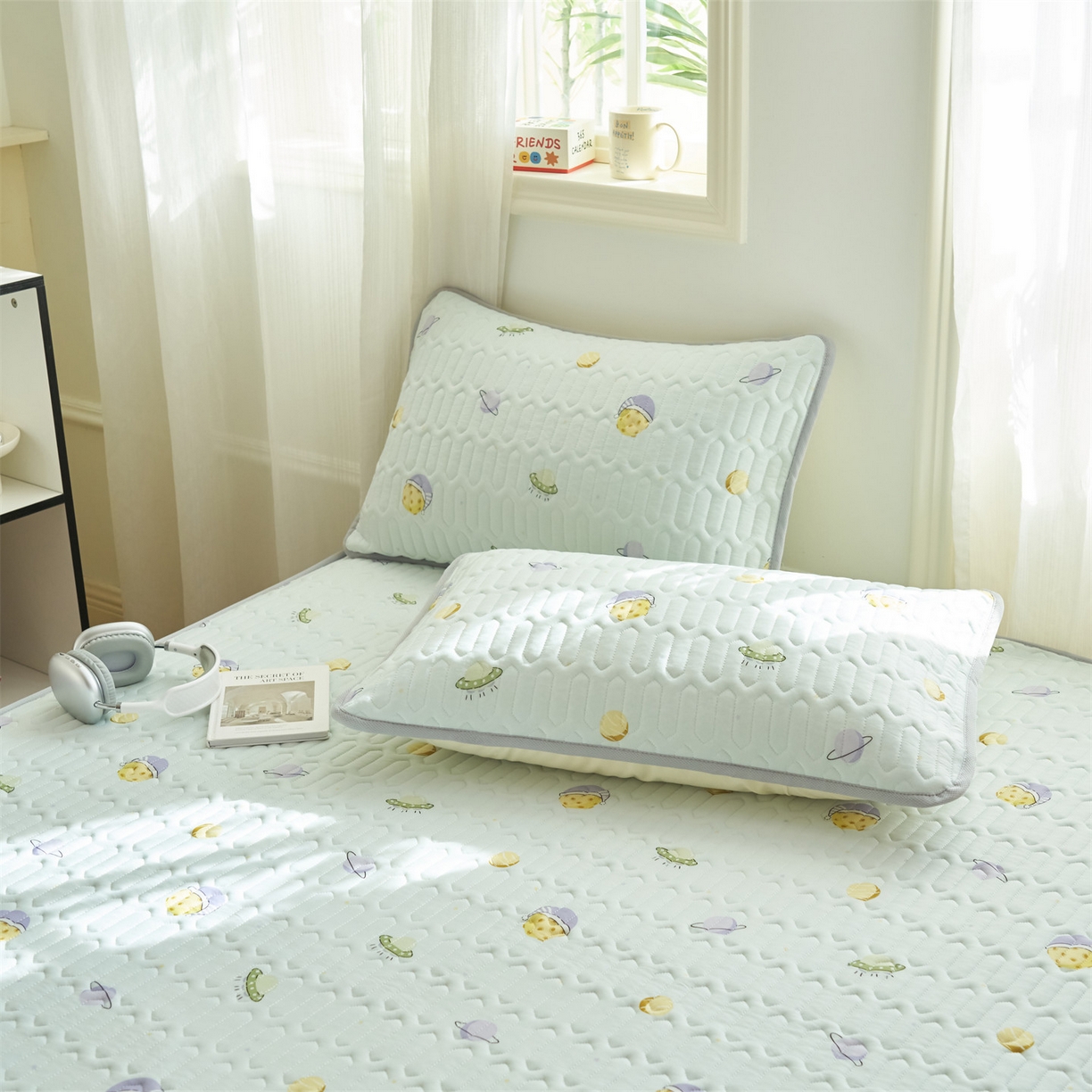 91家纺网 家纺一手货源 找家纺 恒爱家纺 2026新款A类凉感丝夏被床笠系列三件套四件套 快乐星球蓝