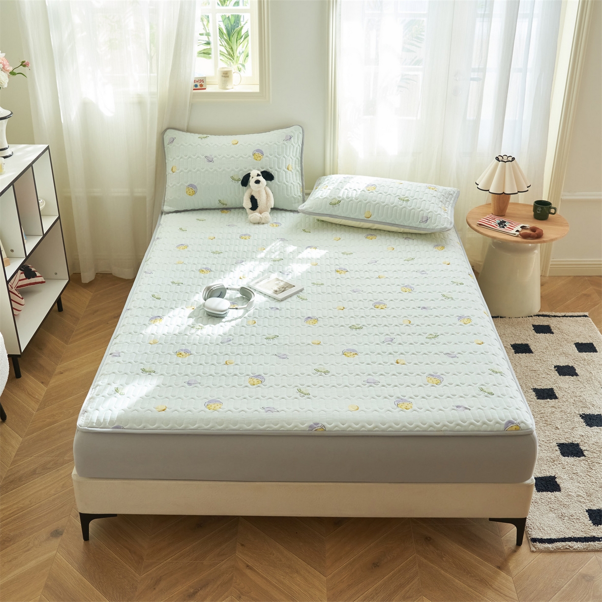 91家纺网 家纺一手货源 找家纺 恒爱家纺 2026新款A类凉感丝夏被床笠系列三件套四件套 快乐星球蓝