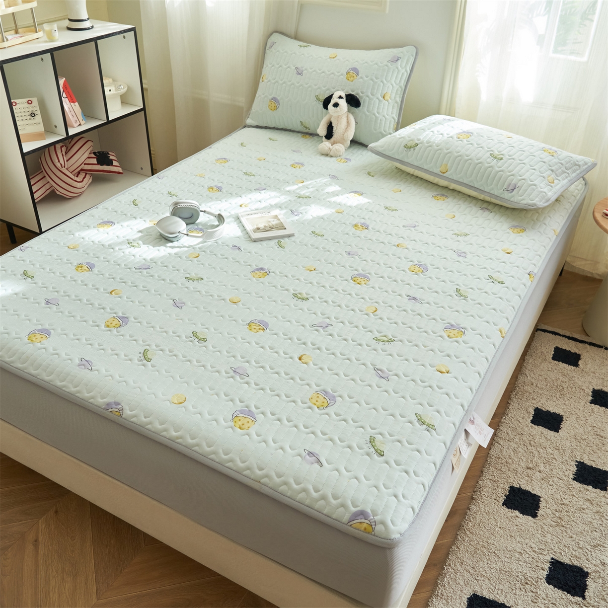 91家纺网 家纺一手货源 找家纺 恒爱家纺 2026新款A类凉感丝夏被床笠系列三件套四件套 快乐星球蓝