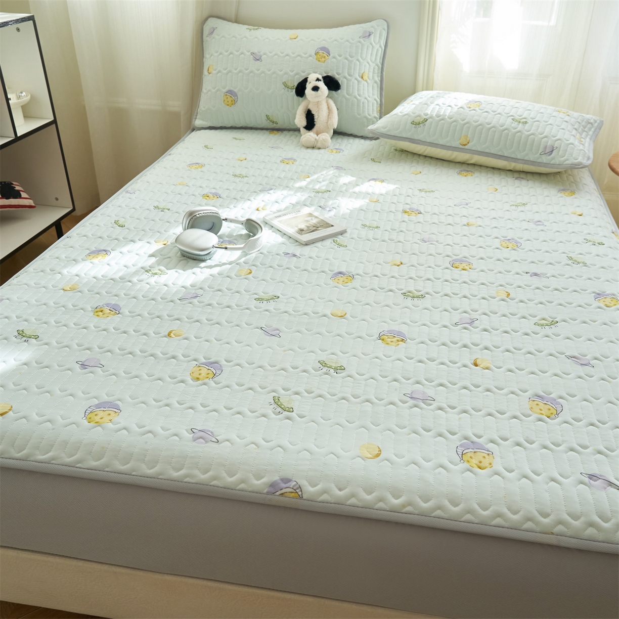 91家纺网 家纺一手货源 找家纺 恒爱家纺 2026新款A类凉感丝夏被床笠系列三件套四件套 快乐星球蓝