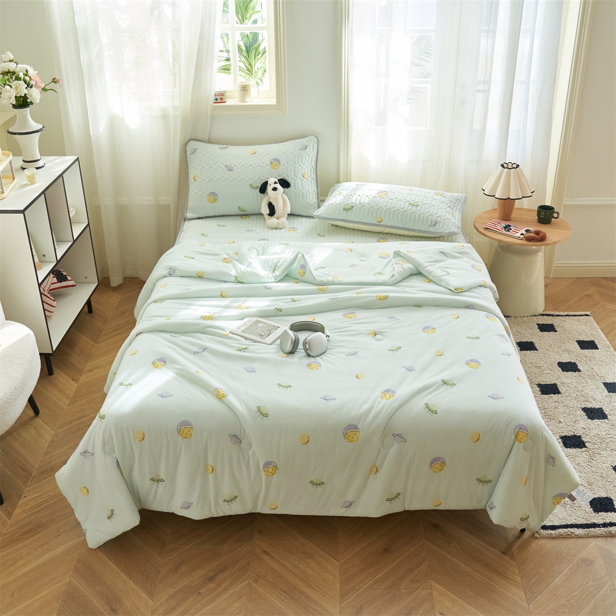 91家纺网 家纺一手货源 找家纺 恒爱家纺 2026新款A类凉感丝夏被床笠系列三件套四件套 快乐星球蓝