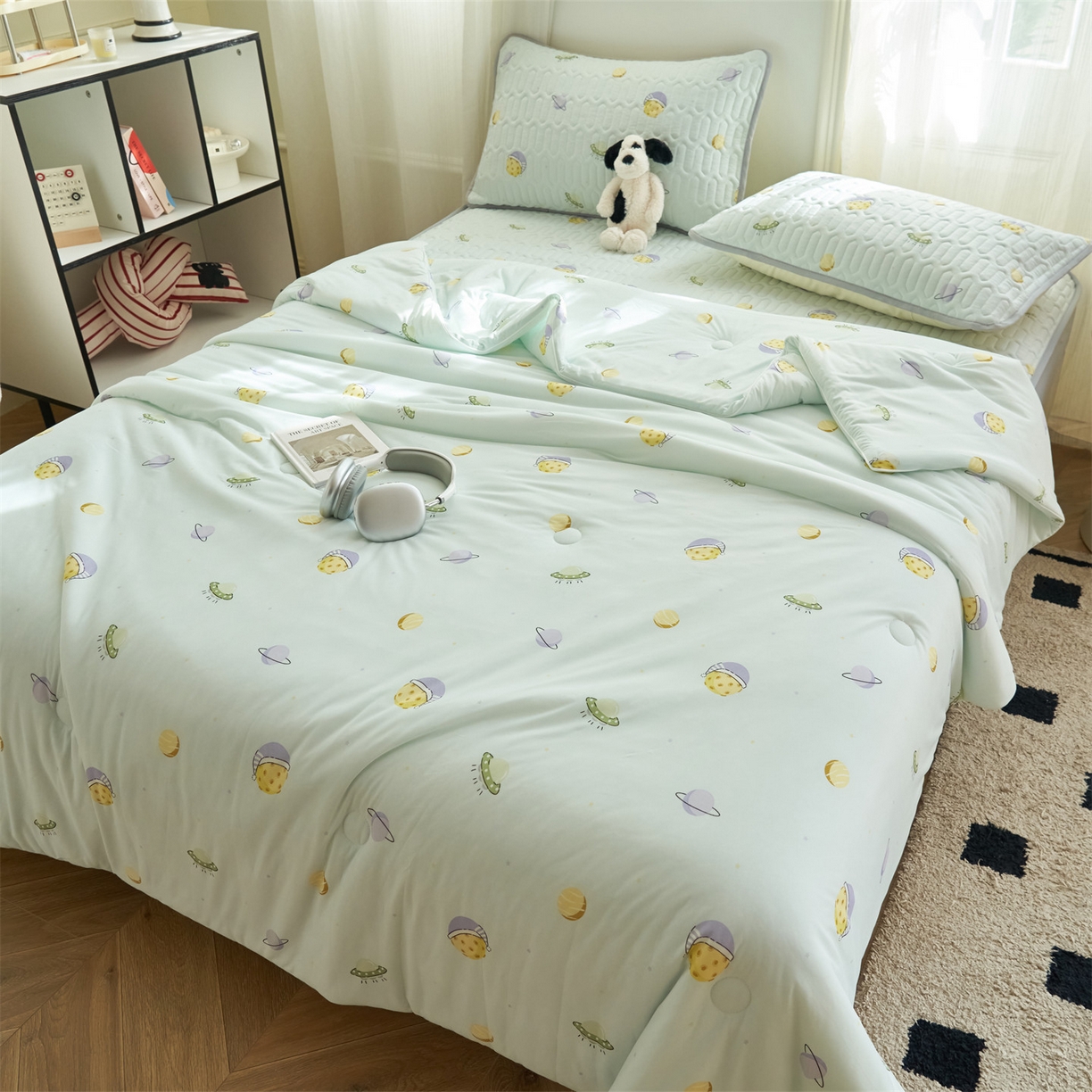 91家纺网 家纺一手货源 找家纺 恒爱家纺 2026新款A类凉感丝夏被床笠系列三件套四件套 快乐星球蓝