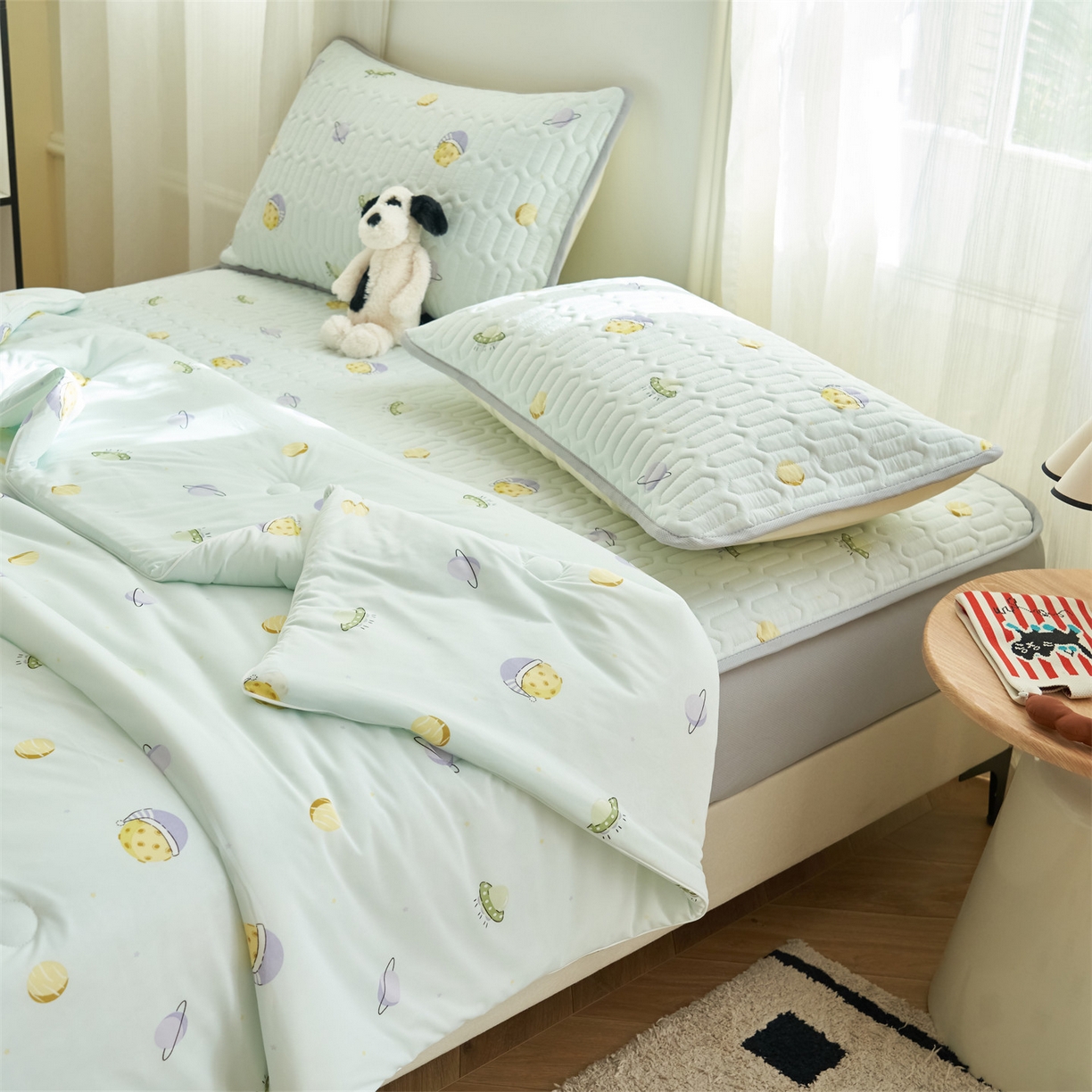 91家纺网 家纺一手货源 找家纺 恒爱家纺 2026新款A类凉感丝夏被床笠系列三件套四件套 快乐星球蓝