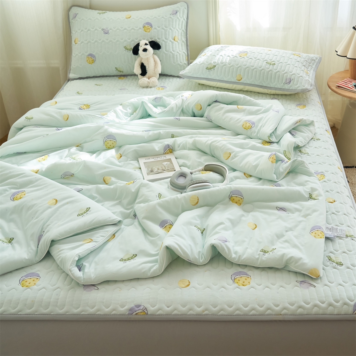 91家纺网 家纺一手货源 找家纺 恒爱家纺 2026新款A类凉感丝夏被床笠系列三件套四件套 快乐星球蓝