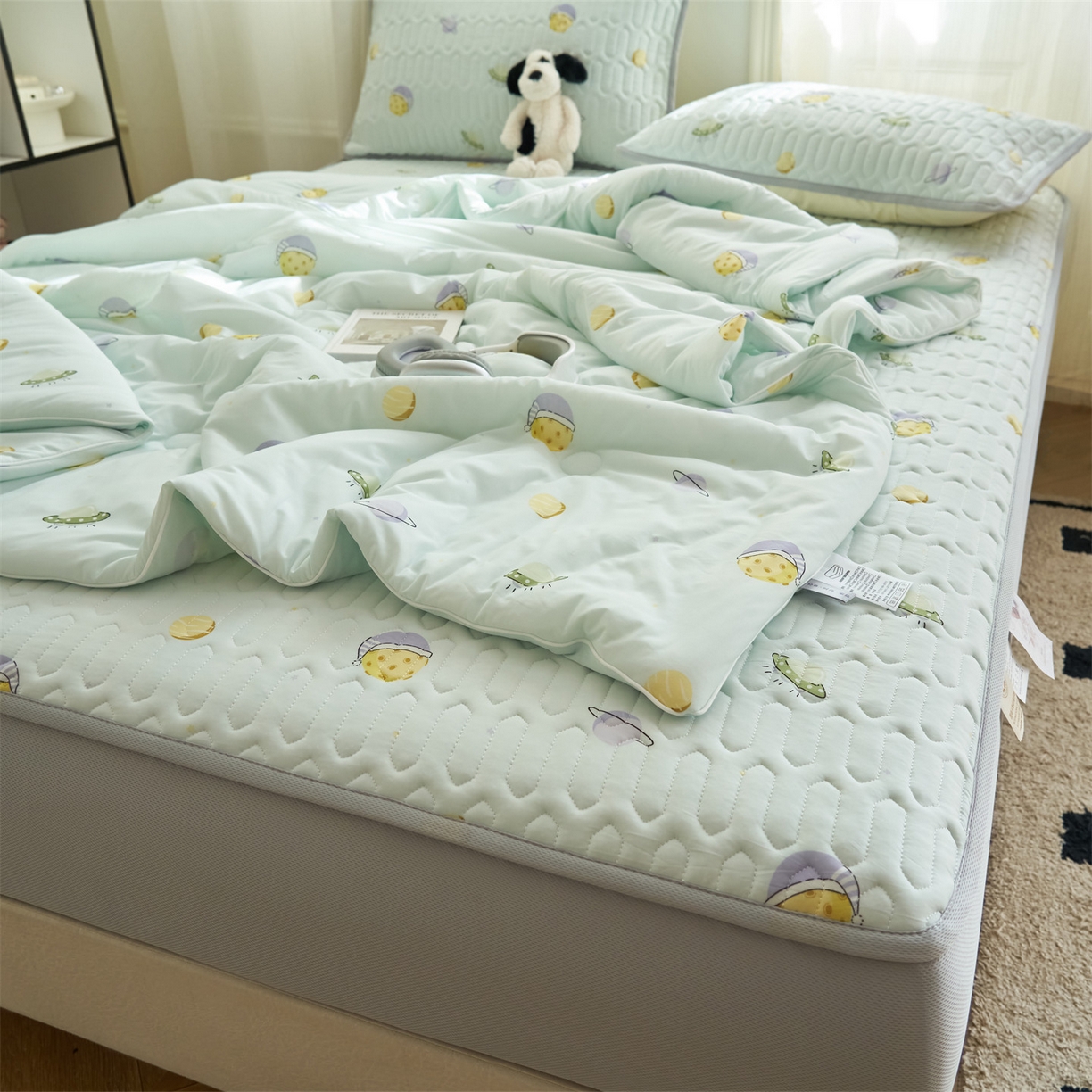 91家纺网 家纺一手货源 找家纺 恒爱家纺 2026新款A类凉感丝夏被床笠系列三件套四件套 快乐星球蓝