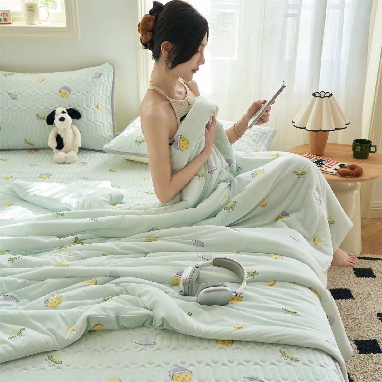 91家纺网 家纺一手货源 找家纺 恒爱家纺 2026新款A类凉感丝夏被床笠系列三件套四件套 快乐星球蓝