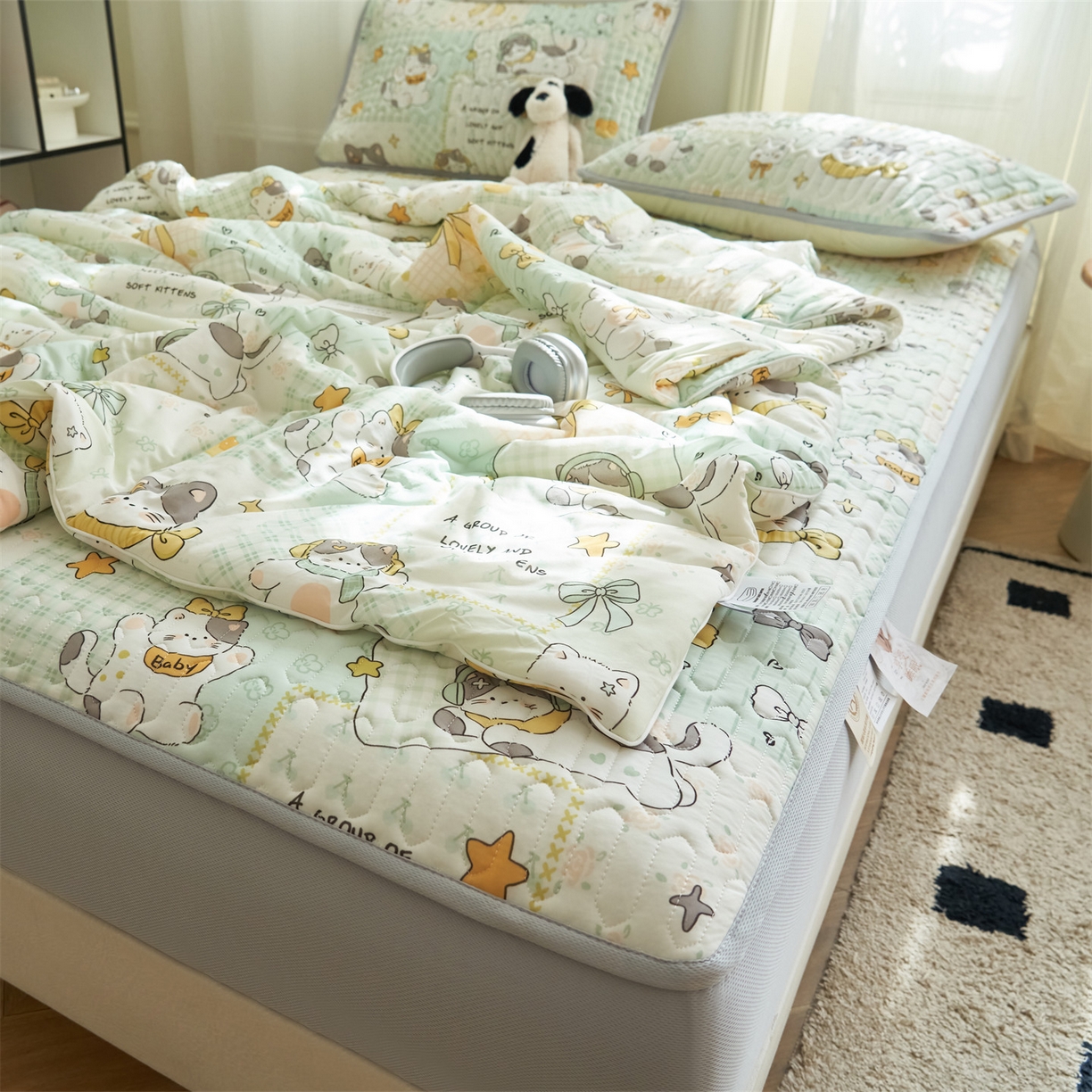 91家纺网 家纺一手货源 找家纺 恒爱家纺 2026新款A类凉感丝夏被床笠系列三件套四件套 奶猫