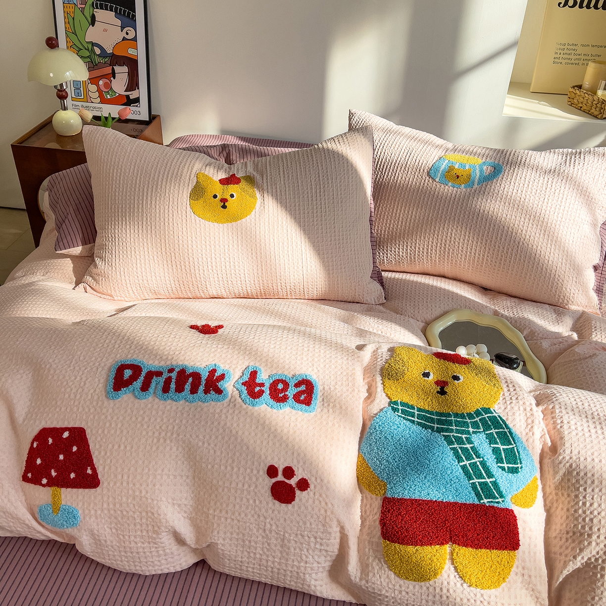 91家纺网 家纺一手货源 找家纺 （总）炫拼家纺 2026新款A类全棉色织华夫格卡通毛巾绣B版40支纯棉水洗棉四件套-乐邦系列