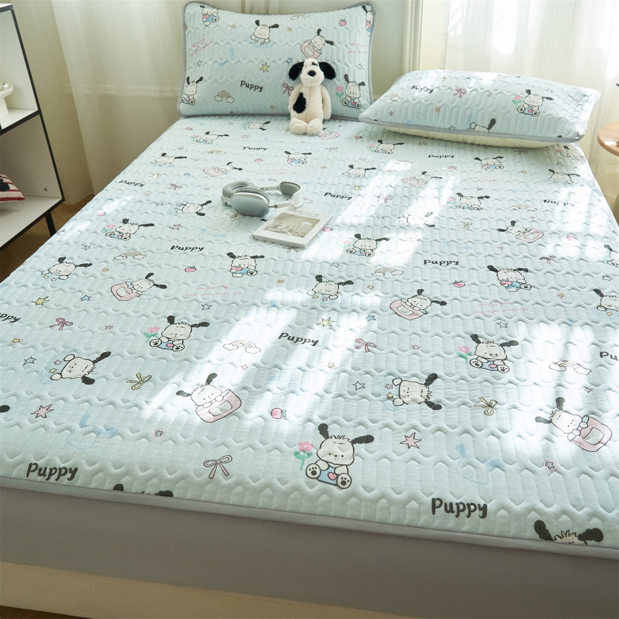 91家纺网 家纺一手货源 找家纺 恒爱家纺 2026新款A类凉感丝夏被床笠系列三件套四件套 恰恰狗