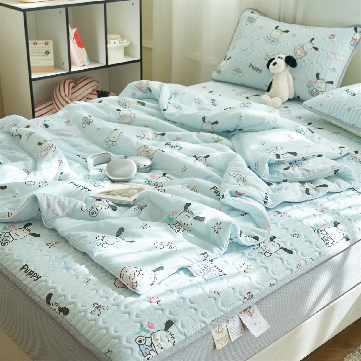 91家纺网 家纺一手货源 找家纺 恒爱家纺 2026新款A类凉感丝夏被床笠系列三件套四件套 恰恰狗