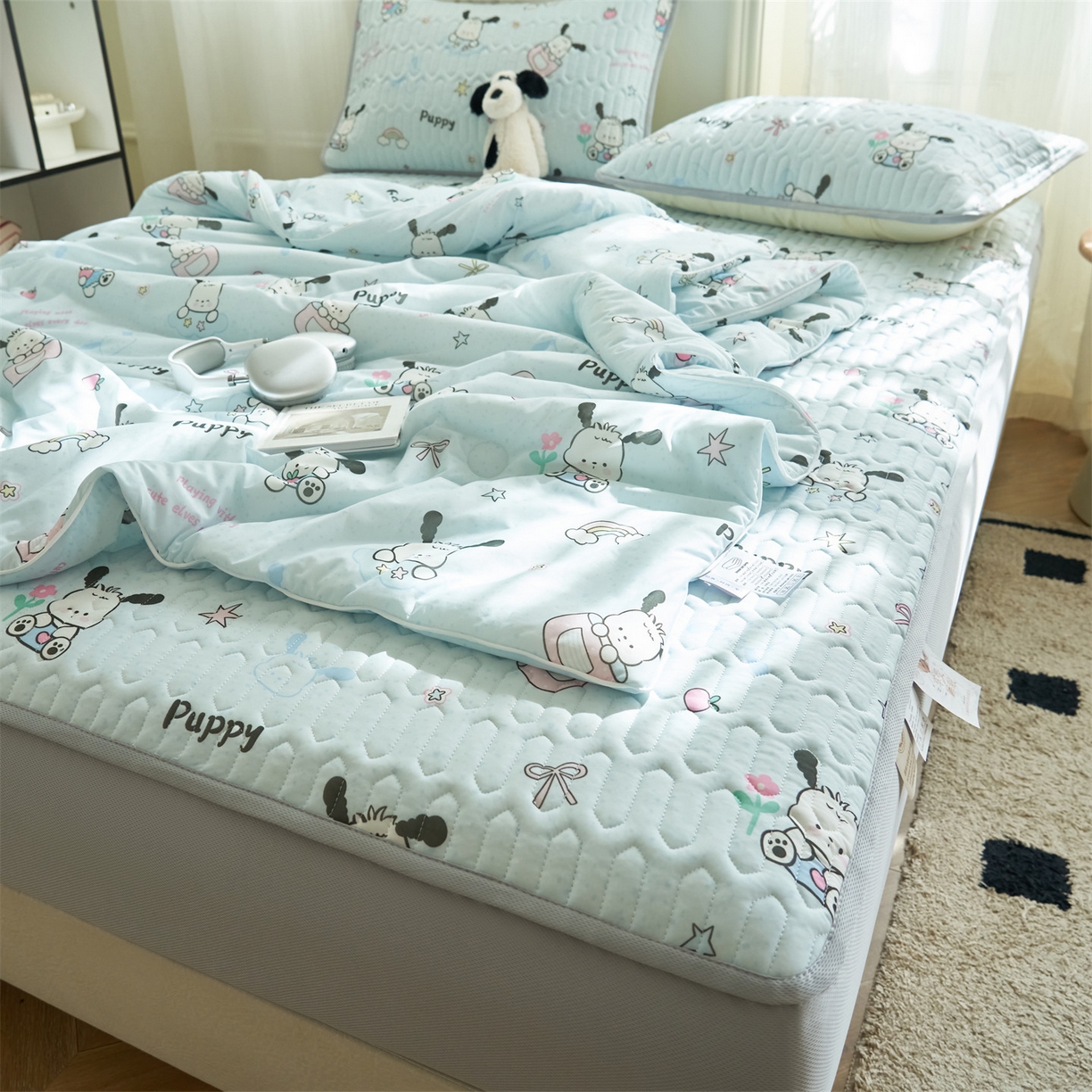 91家纺网 家纺一手货源 找家纺 恒爱家纺 2026新款A类凉感丝夏被床笠系列三件套四件套 恰恰狗