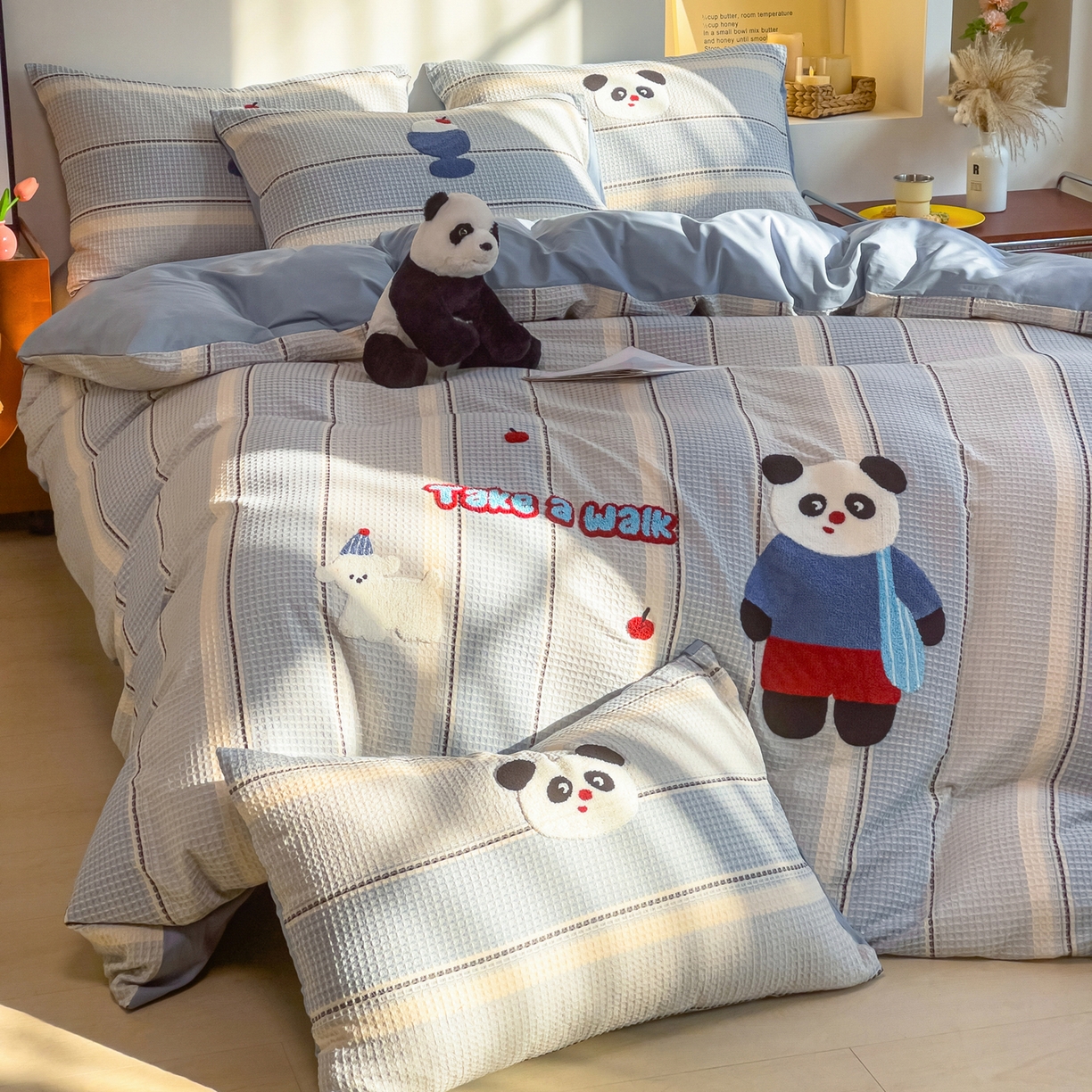 91家纺网 家纺一手货源 找家纺 炫拼家纺 2026新款A类全棉色织华夫格卡通毛巾绣B版40支纯棉水洗棉四件套-乐邦系列 乐邦-休闲熊猫