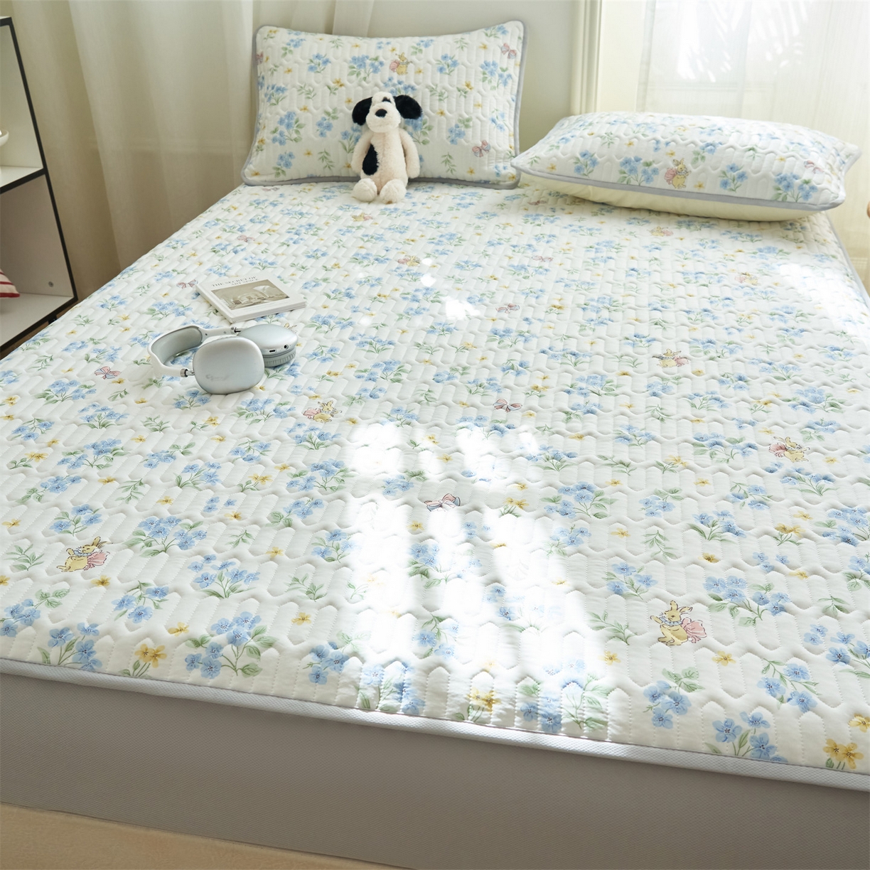 91家纺网 家纺一手货源 找家纺 恒爱家纺 2026新款A类凉感丝夏被床笠系列三件套四件套 水仙兔