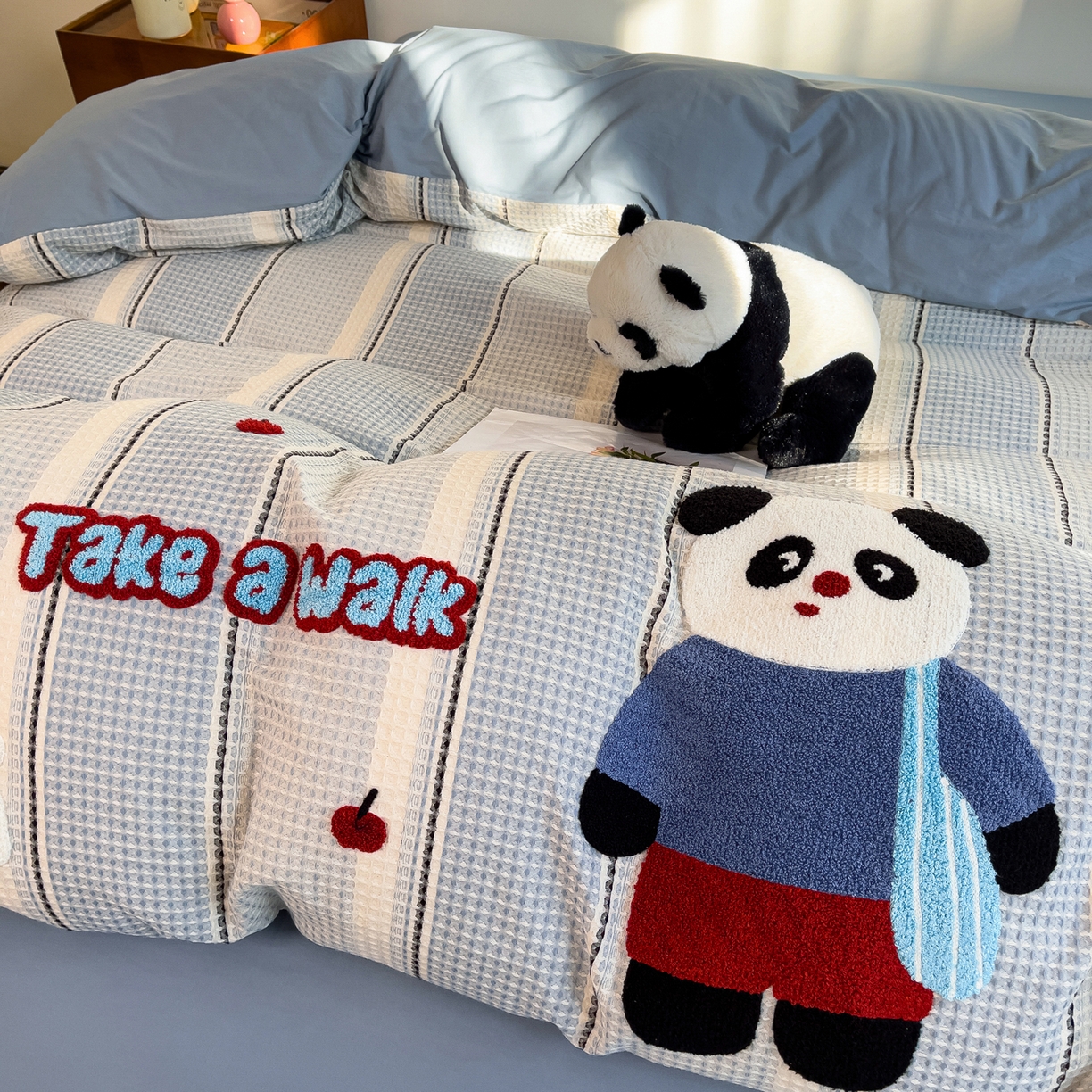 91家纺网 家纺一手货源 找家纺 炫拼家纺 2026新款A类全棉色织华夫格卡通毛巾绣B版40支纯棉水洗棉四件套-乐邦系列 乐邦-休闲熊猫