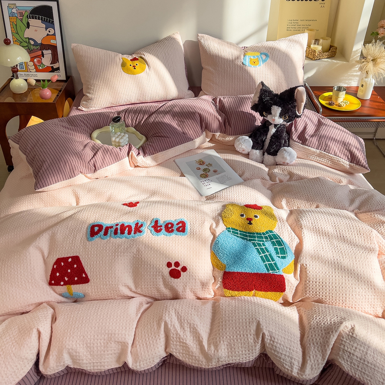 91家纺网 家纺一手货源 找家纺 炫拼家纺 2026新款A类全棉色织华夫格卡通毛巾绣B版40支纯棉水洗棉四件套-乐邦系列 乐邦-梦想猫