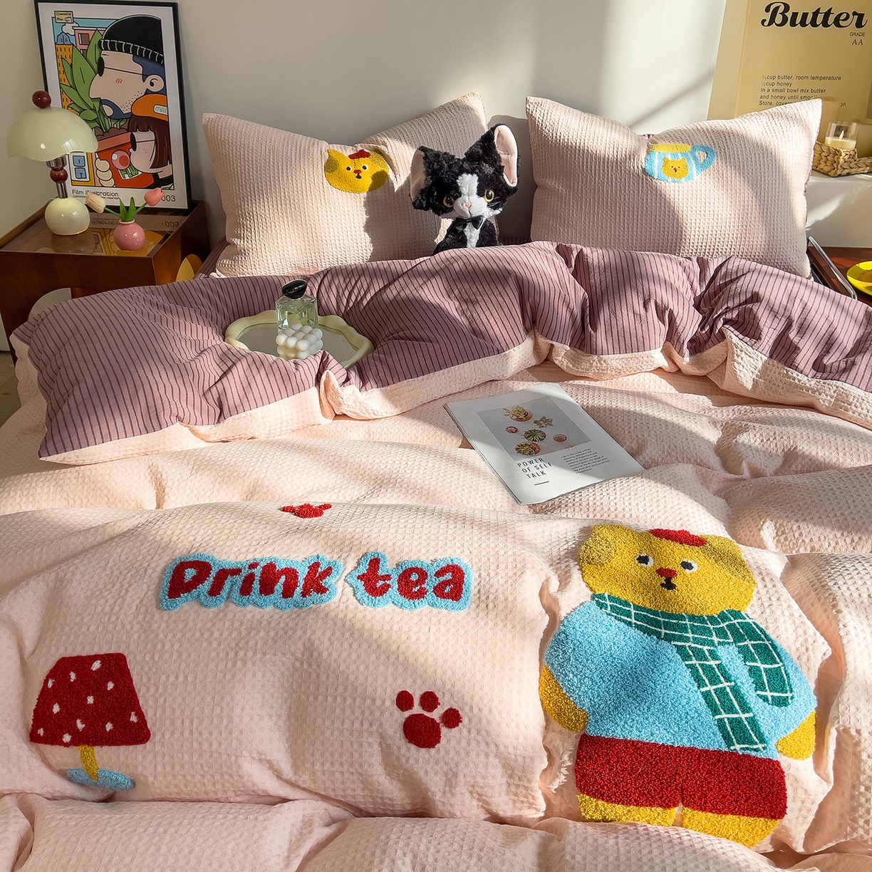 91家纺网 家纺一手货源 找家纺 炫拼家纺 2026新款A类全棉色织华夫格卡通毛巾绣B版40支纯棉水洗棉四件套-乐邦系列 乐邦-梦想猫