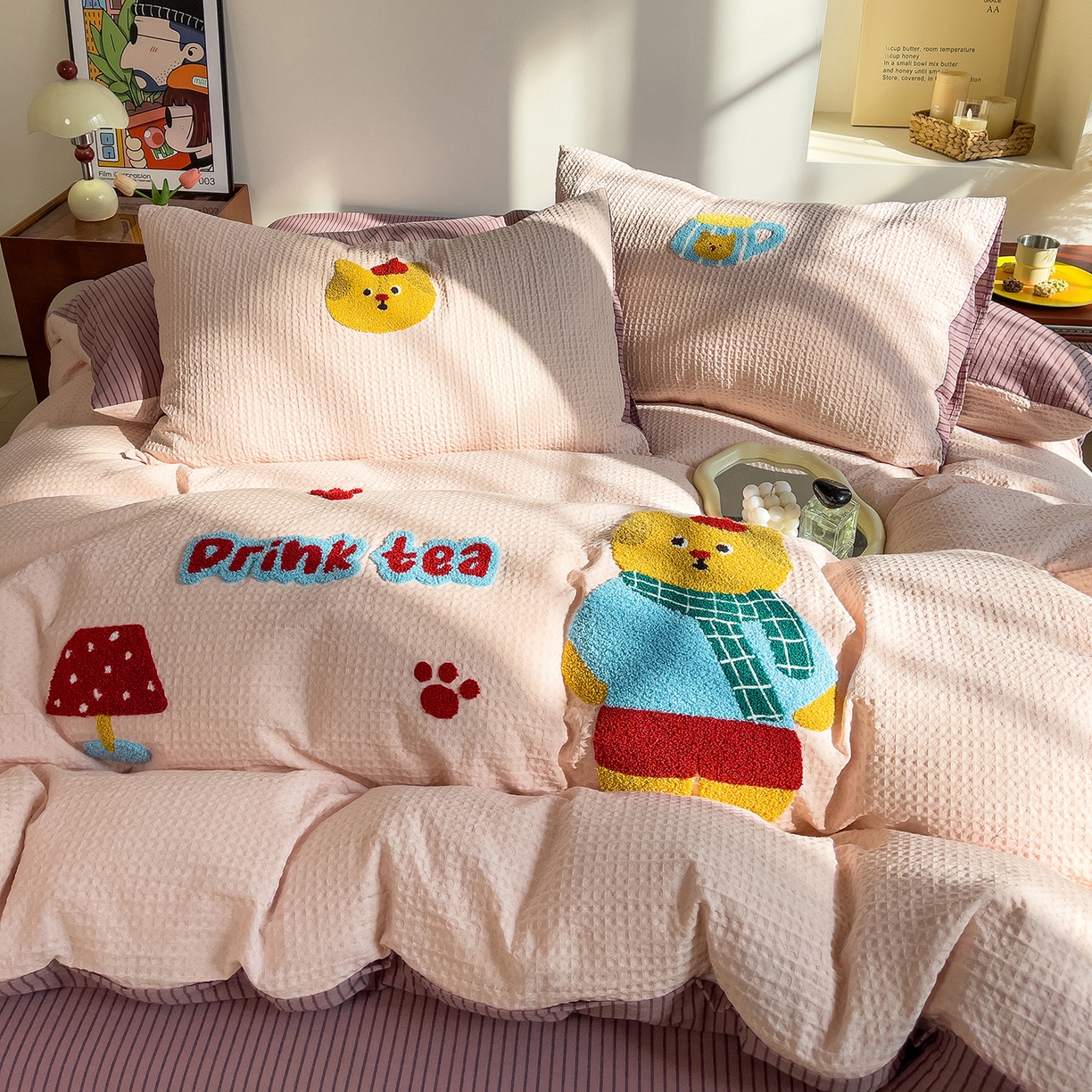 91家纺网 家纺一手货源 找家纺 炫拼家纺 2026新款A类全棉色织华夫格卡通毛巾绣B版40支纯棉水洗棉四件套-乐邦系列 乐邦-梦想猫