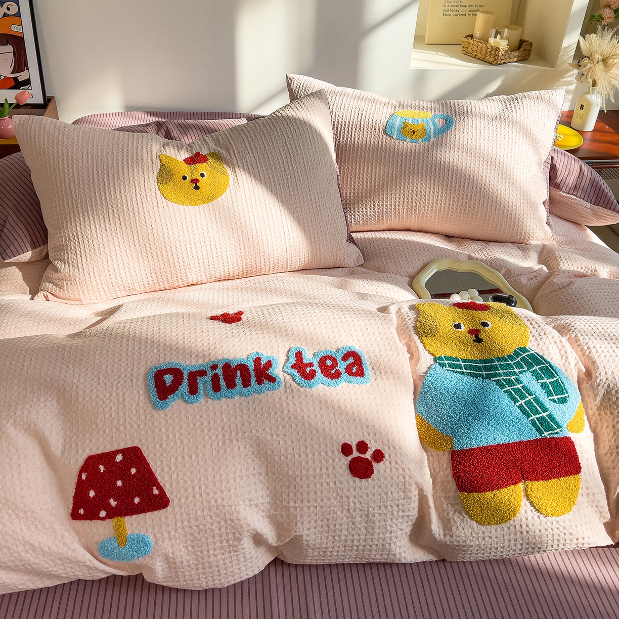 91家纺网 家纺一手货源 找家纺 炫拼家纺 2026新款A类全棉色织华夫格卡通毛巾绣B版40支纯棉水洗棉四件套-乐邦系列 乐邦-梦想猫