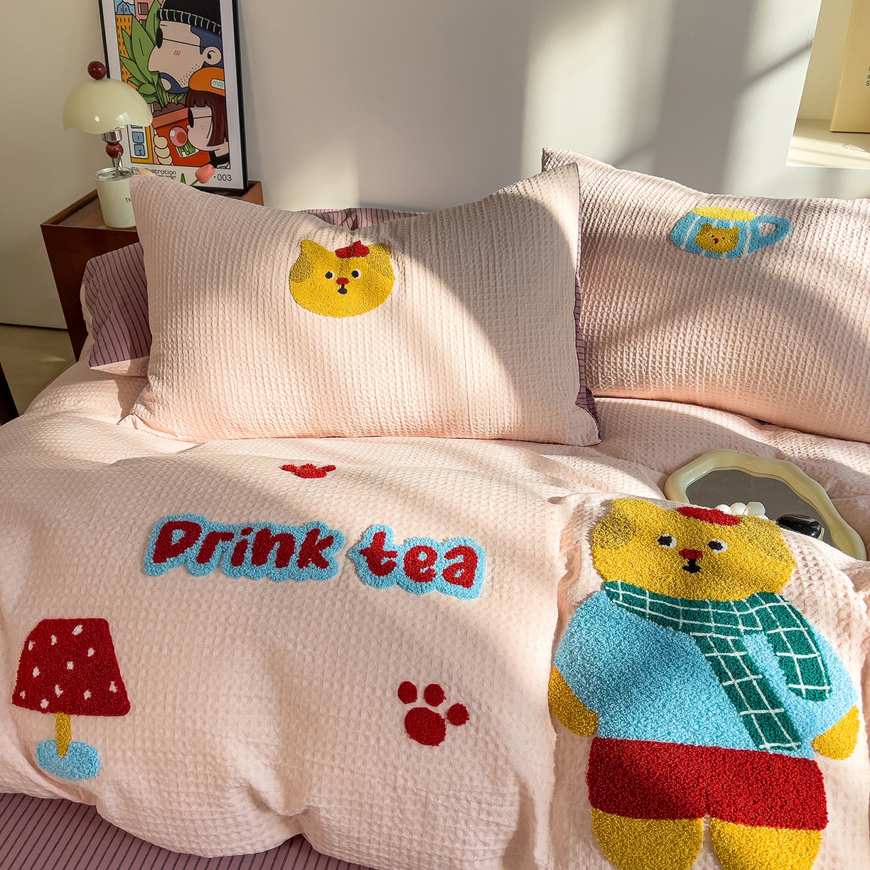 91家纺网 家纺一手货源 找家纺 炫拼家纺 2026新款A类全棉色织华夫格卡通毛巾绣B版40支纯棉水洗棉四件套-乐邦系列 乐邦-梦想猫