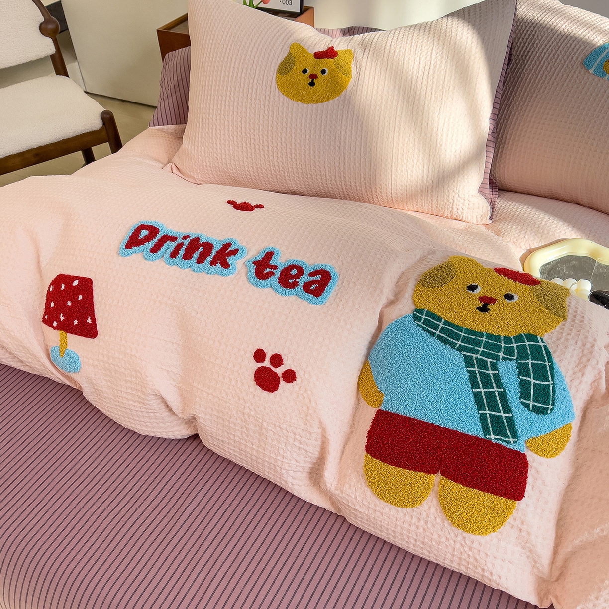 91家纺网 家纺一手货源 找家纺 炫拼家纺 2026新款A类全棉色织华夫格卡通毛巾绣B版40支纯棉水洗棉四件套-乐邦系列 乐邦-梦想猫