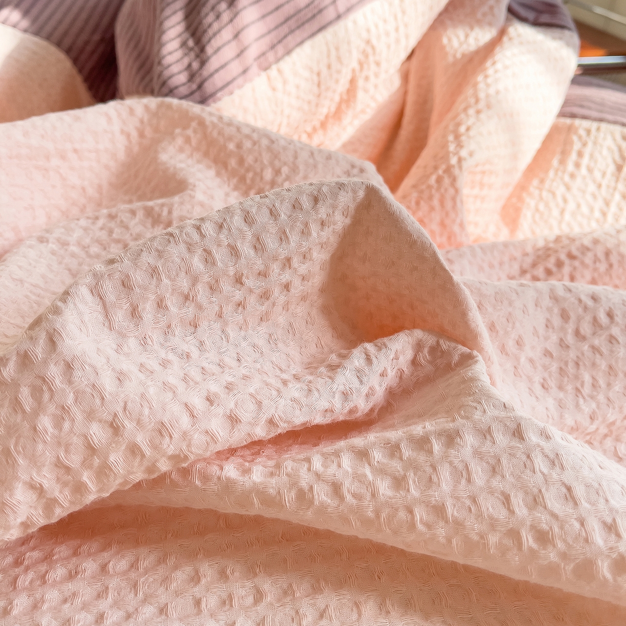 91家纺网 家纺一手货源 找家纺 炫拼家纺 2026新款A类全棉色织华夫格卡通毛巾绣B版40支纯棉水洗棉四件套-乐邦系列 乐邦-梦想猫