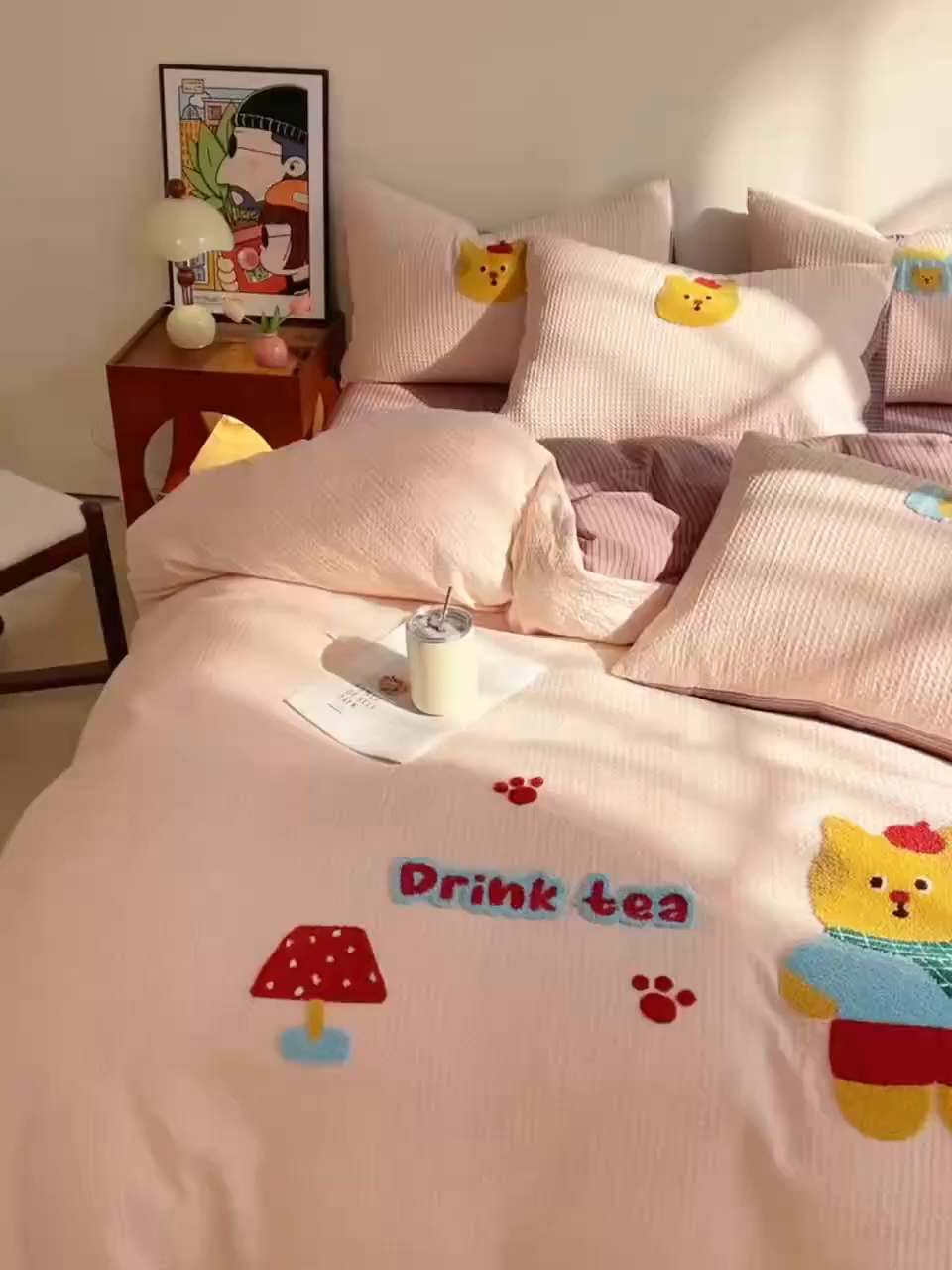 91家纺网 家纺一手货源 找家纺 炫拼家纺 2026新款A类全棉色织华夫格卡通毛巾绣B版40支纯棉水洗棉四件套-乐邦系列 乐邦-梦想猫