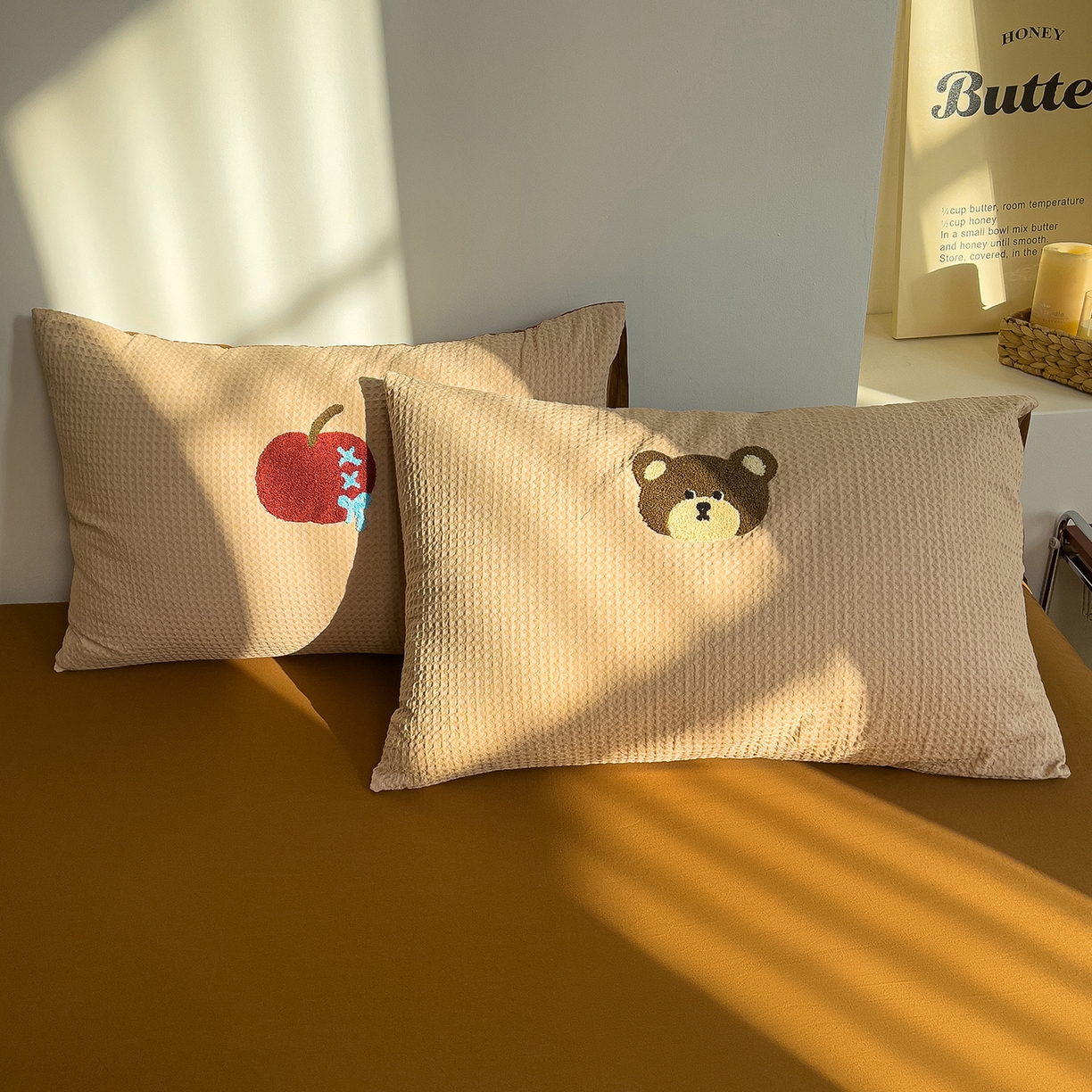 91家纺网 家纺一手货源 找家纺 炫拼家纺 2026新款A类全棉色织华夫格卡通毛巾绣B版40支纯棉水洗棉四件套-乐邦系列 乐邦-苹果熊