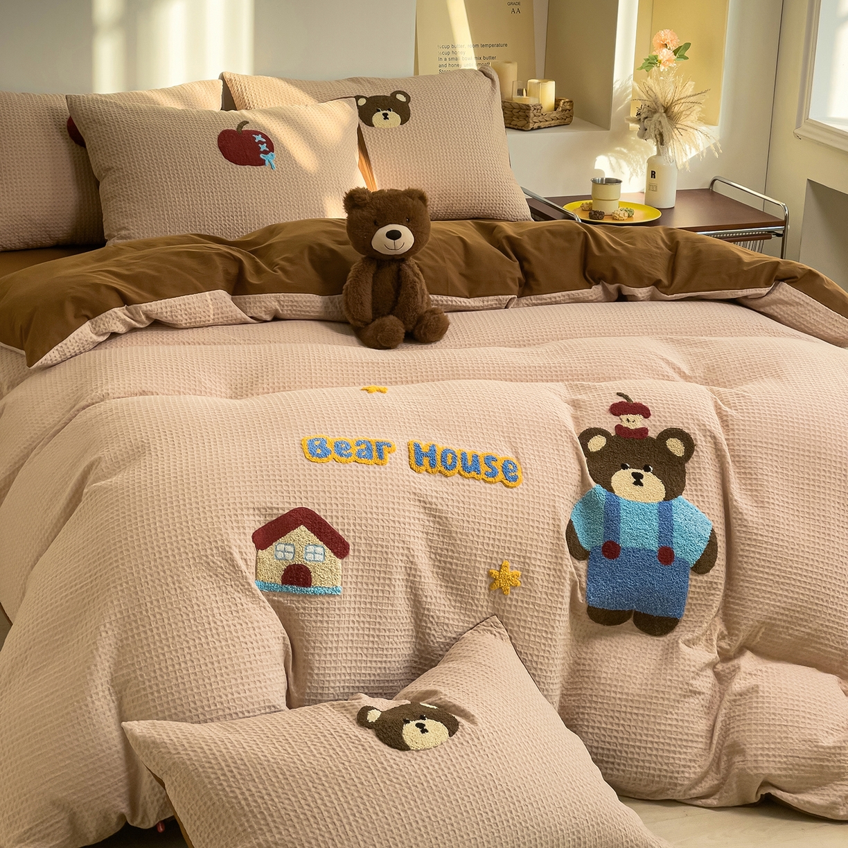 91家纺网 家纺一手货源 找家纺 炫拼家纺 2026新款A类全棉色织华夫格卡通毛巾绣B版40支纯棉水洗棉四件套-乐邦系列 乐邦-苹果熊