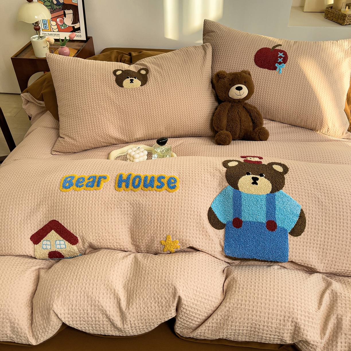 91家纺网 家纺一手货源 找家纺 炫拼家纺 2026新款A类全棉色织华夫格卡通毛巾绣B版40支纯棉水洗棉四件套-乐邦系列 乐邦-苹果熊