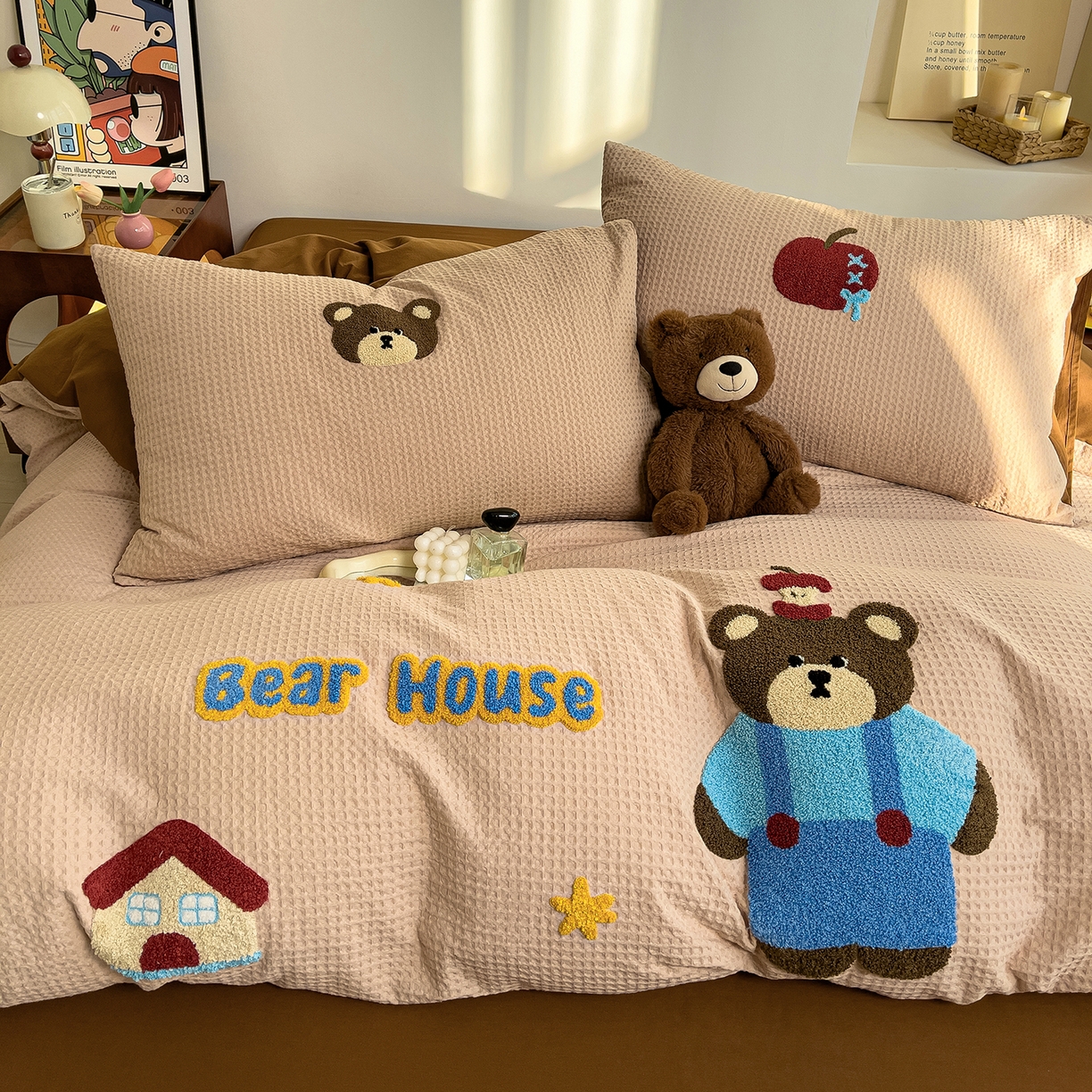 91家纺网 家纺一手货源 找家纺 炫拼家纺 2026新款A类全棉色织华夫格卡通毛巾绣B版40支纯棉水洗棉四件套-乐邦系列 乐邦-苹果熊