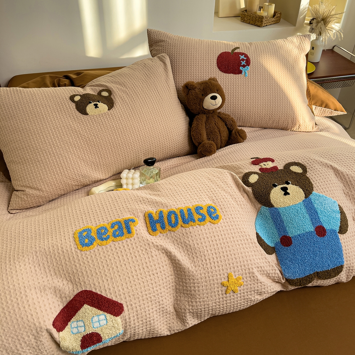 91家纺网 家纺一手货源 找家纺 炫拼家纺 2026新款A类全棉色织华夫格卡通毛巾绣B版40支纯棉水洗棉四件套-乐邦系列 乐邦-苹果熊