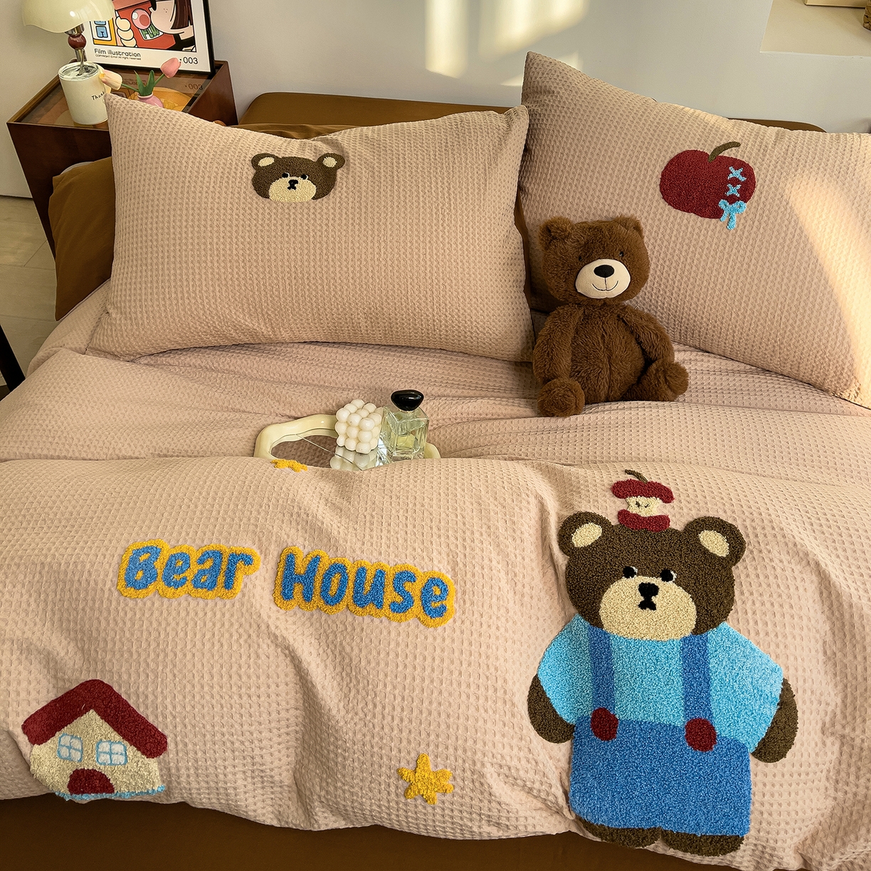 91家纺网 家纺一手货源 找家纺 炫拼家纺 2026新款A类全棉色织华夫格卡通毛巾绣B版40支纯棉水洗棉四件套-乐邦系列 乐邦-苹果熊