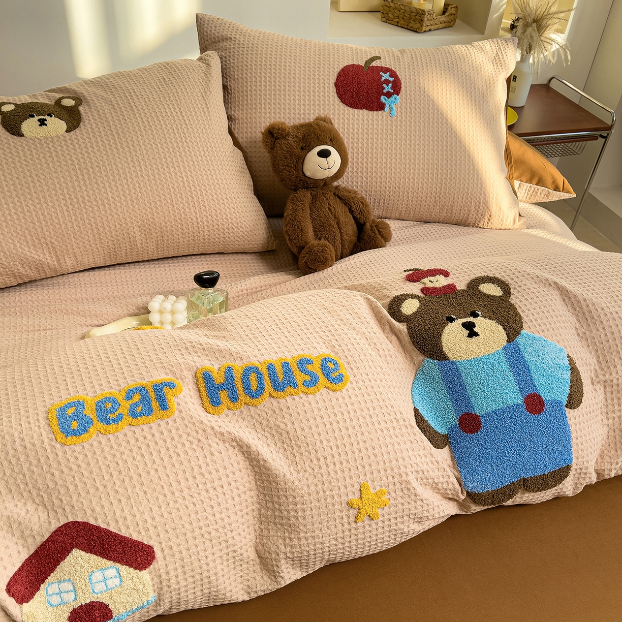 91家纺网 家纺一手货源 找家纺 炫拼家纺 2026新款A类全棉色织华夫格卡通毛巾绣B版40支纯棉水洗棉四件套-乐邦系列 乐邦-苹果熊