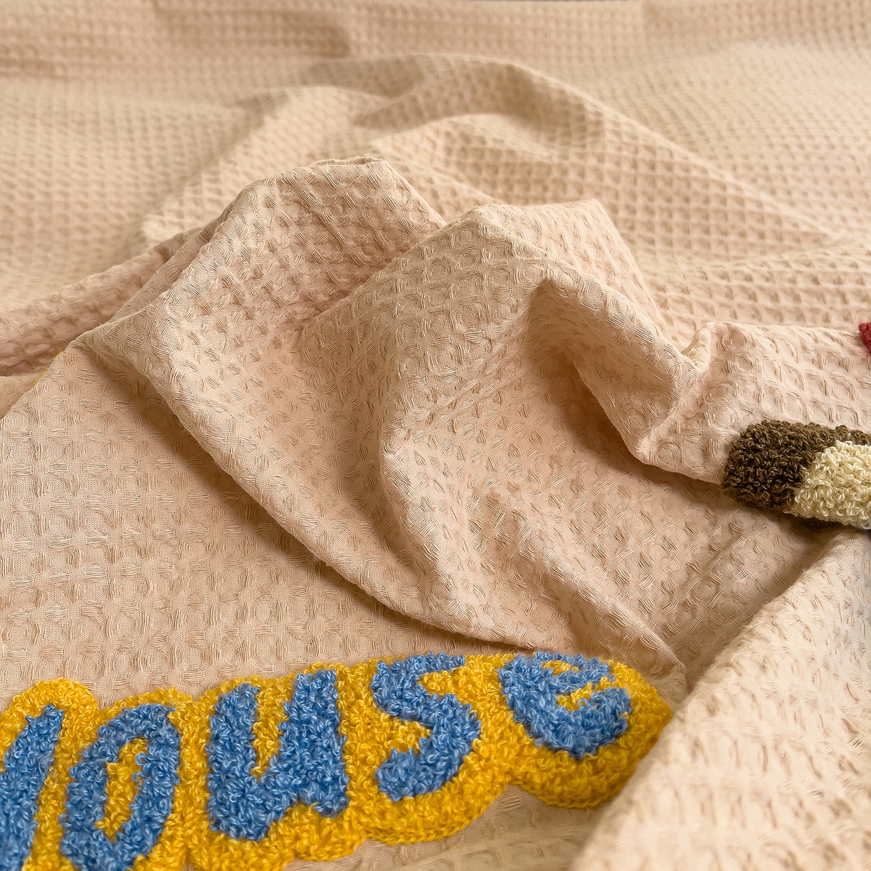 91家纺网 家纺一手货源 找家纺 炫拼家纺 2026新款A类全棉色织华夫格卡通毛巾绣B版40支纯棉水洗棉四件套-乐邦系列 乐邦-苹果熊