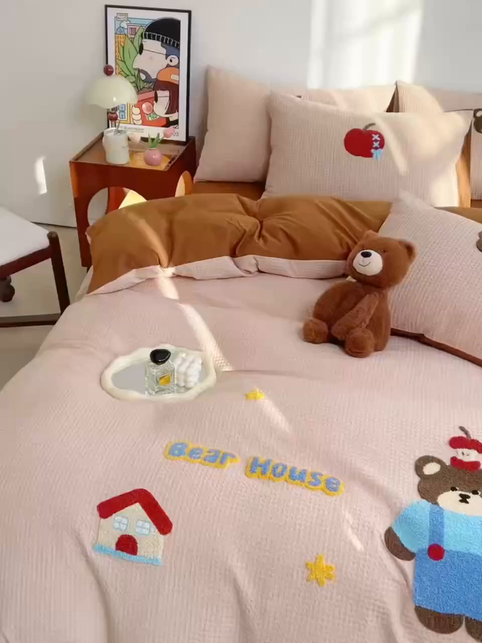 91家纺网 家纺一手货源 找家纺 炫拼家纺 2026新款A类全棉色织华夫格卡通毛巾绣B版40支纯棉水洗棉四件套-乐邦系列 乐邦-苹果熊