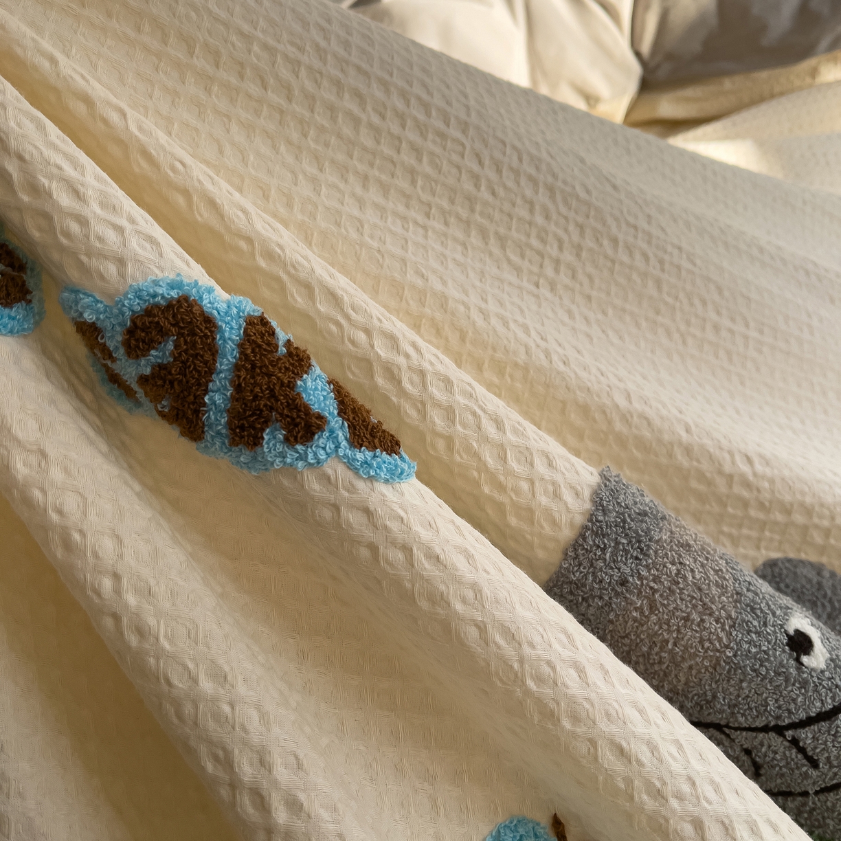 91家纺网 家纺一手货源 找家纺 炫拼家纺 2026新款A类全棉色织华夫格卡通毛巾绣B版40支纯棉水洗棉四件套-乐邦系列 乐邦-甜筒象