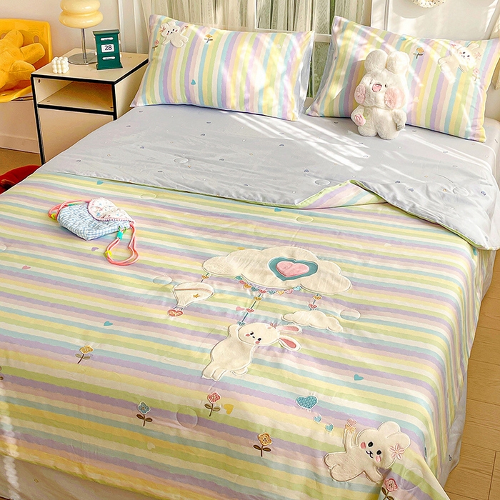 91家纺网 家纺一手货源 找家纺 暖意家纺 2026新款全棉贴布绣云朵兔夏被系列 云朵兔 蓝