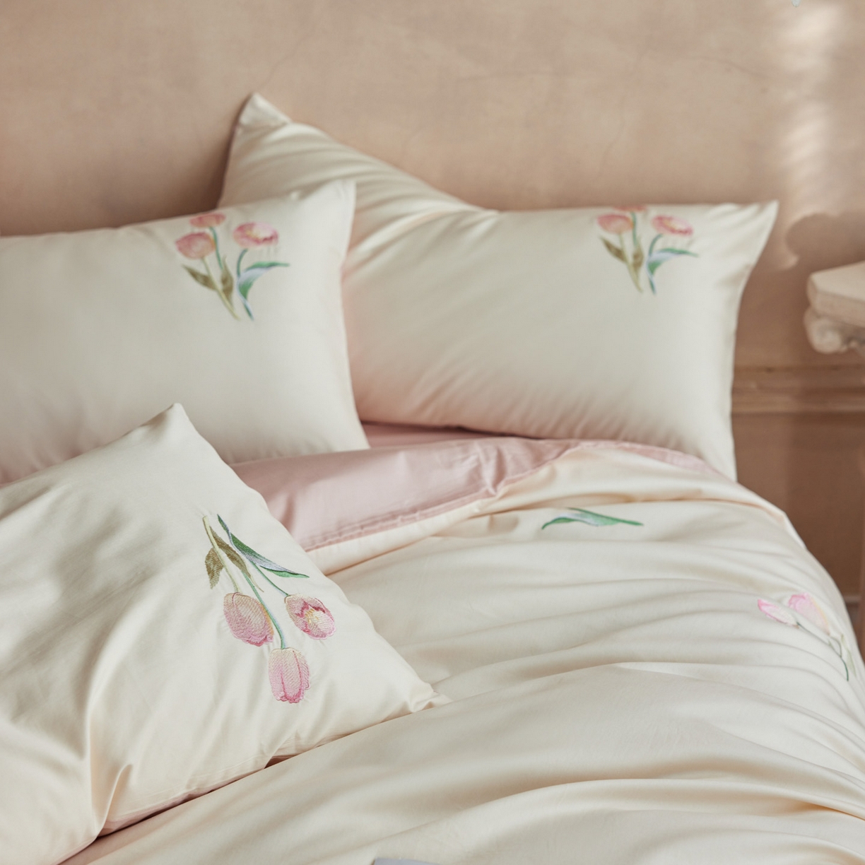 91家纺网 家纺一手货源 找家纺 爱缦 2026新款100S全棉CR工艺极简轻奢刺绣四件套-花海郁金系列风格一（券后控价：标准288，大号308） 花海郁金-白粉色
