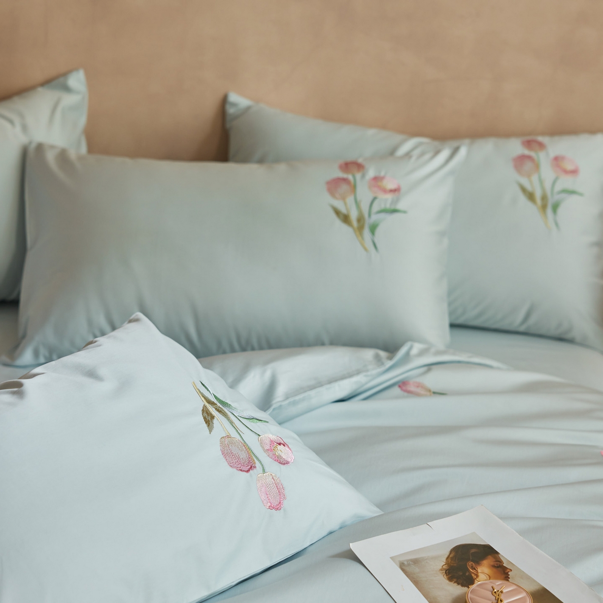 91家纺网 家纺一手货源 找家纺 爱缦 2026新款100S全棉CR工艺极简轻奢刺绣四件套-花海郁金系列风格一（券后控价：标准288，大号308） 花海郁金-蓝色