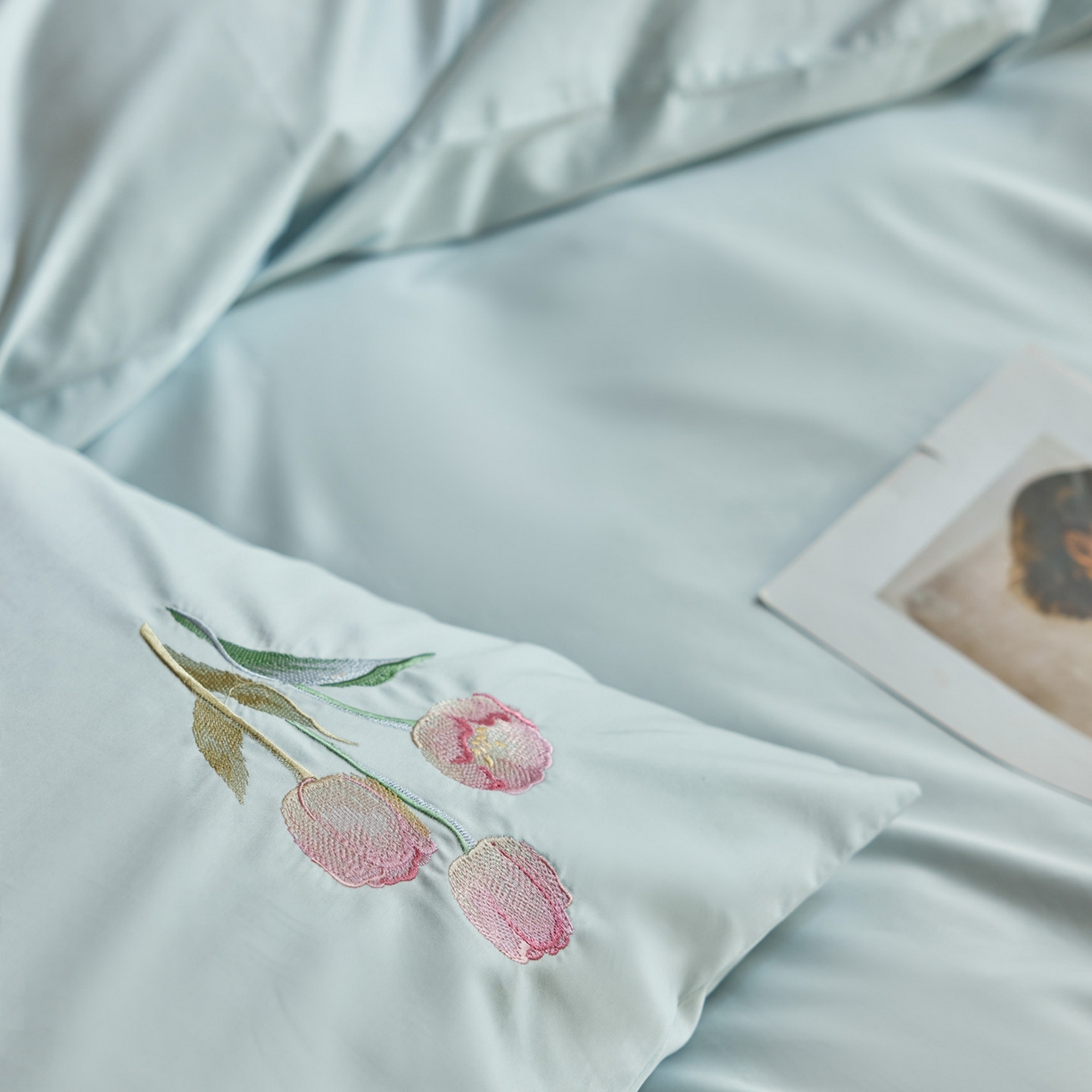91家纺网 家纺一手货源 找家纺 爱缦 2026新款100S全棉CR工艺极简轻奢刺绣四件套-花海郁金系列风格一（券后控价：标准288，大号308） 花海郁金-蓝色