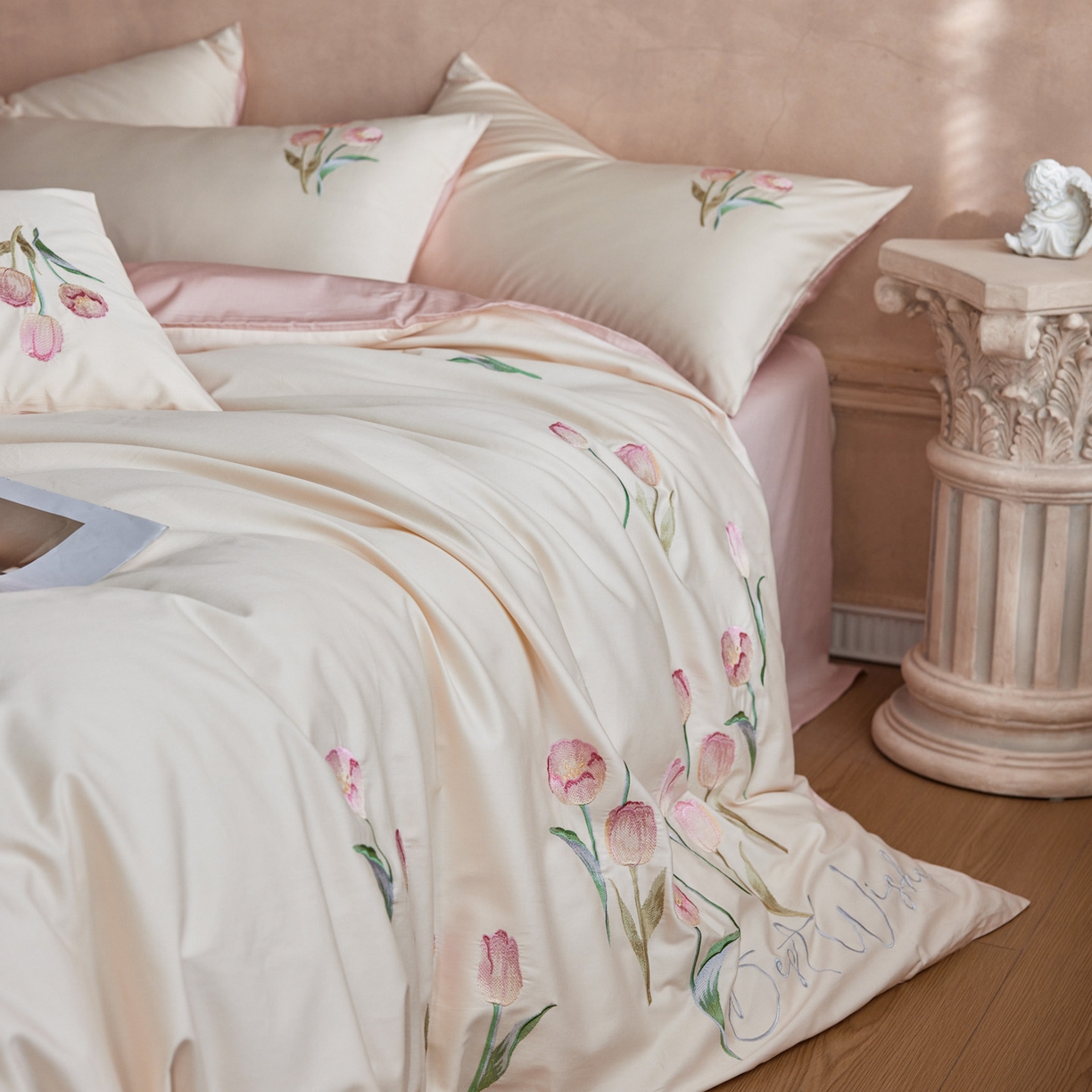 91家纺网 家纺一手货源 找家纺 爱缦 2026新款100S全棉CR工艺极简轻奢刺绣四件套-花海郁金系列风格一（券后控价：标准288，大号308） 花海郁金-白粉色