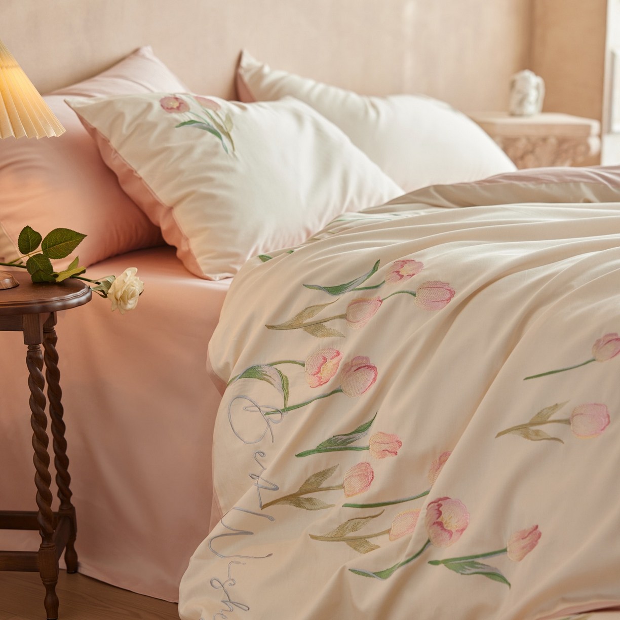 91家纺网 家纺一手货源 找家纺 爱缦 2026新款100S全棉CR工艺极简轻奢刺绣四件套-花海郁金系列风格一（券后控价：标准288，大号308） 花海郁金-白粉色