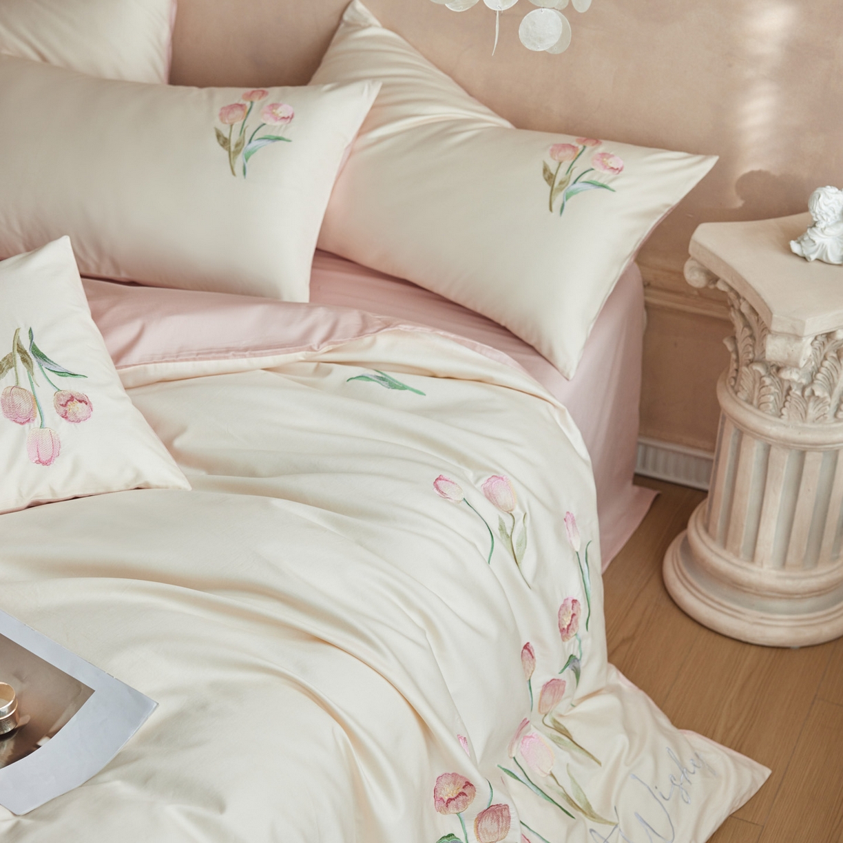 91家纺网 家纺一手货源 找家纺 爱缦 2026新款100S全棉CR工艺极简轻奢刺绣四件套-花海郁金系列风格一（券后控价：标准288，大号308） 花海郁金-白粉色