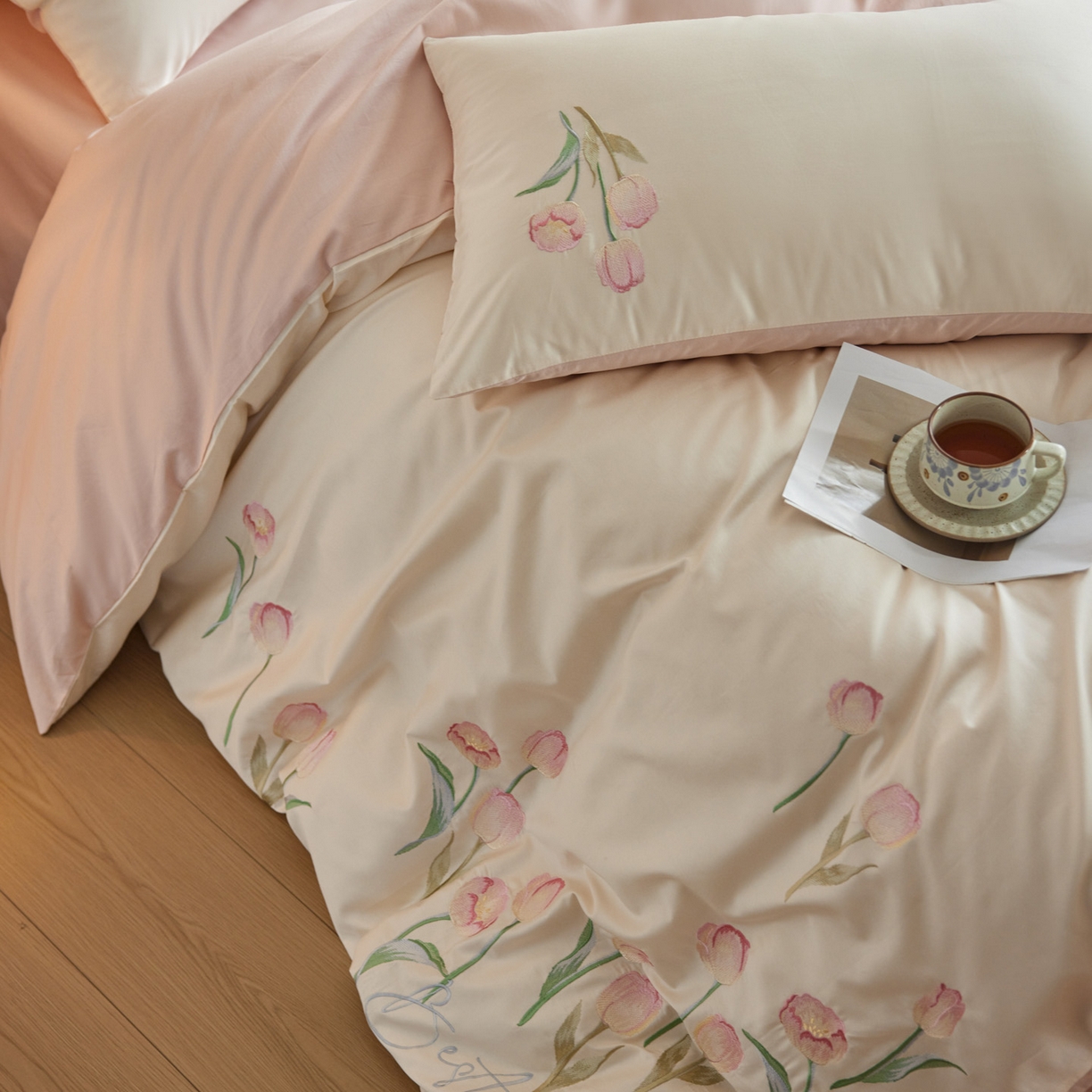 91家纺网 家纺一手货源 找家纺 爱缦 2026新款100S全棉CR工艺极简轻奢刺绣四件套-花海郁金系列风格一（券后控价：标准288，大号308） 花海郁金-白粉色